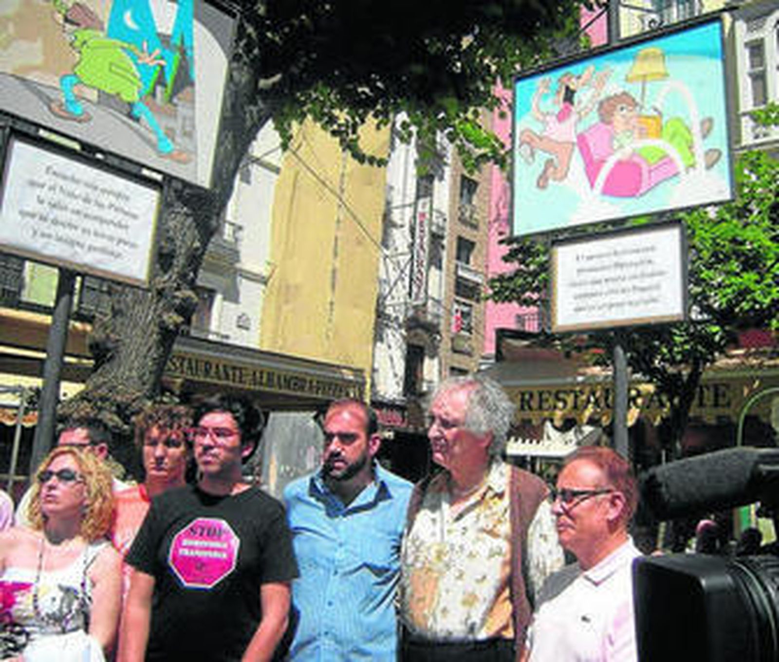 Miembros de la asociación NOS y concejales de PSOE e IU, frente a la caroca.