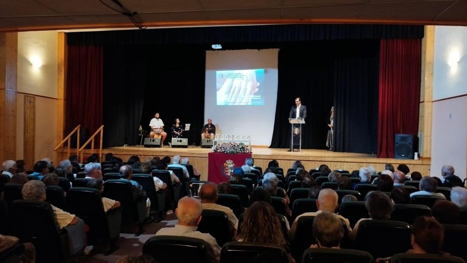 Vidal Blanco, alcalde de Trigueros, se dirige a los mayores en el acto organizado por el Ayuntamiento.