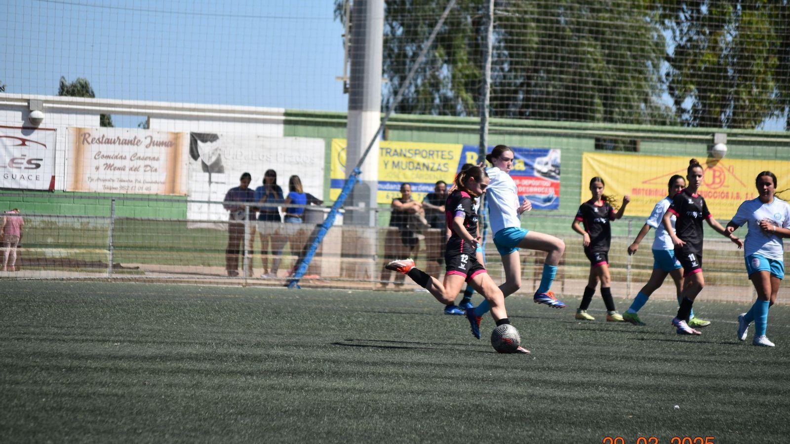 Sodía Castro disputando un partido.