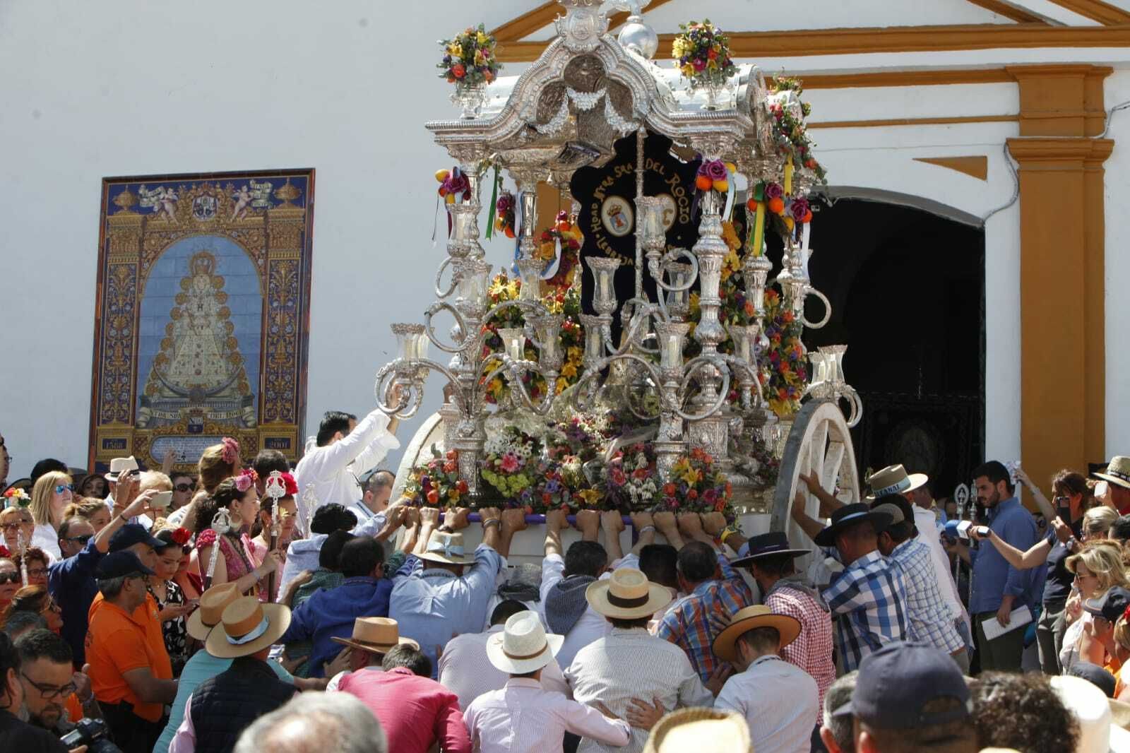 El paso de las hermandades del Rocío por Villamanrique, en imágenes