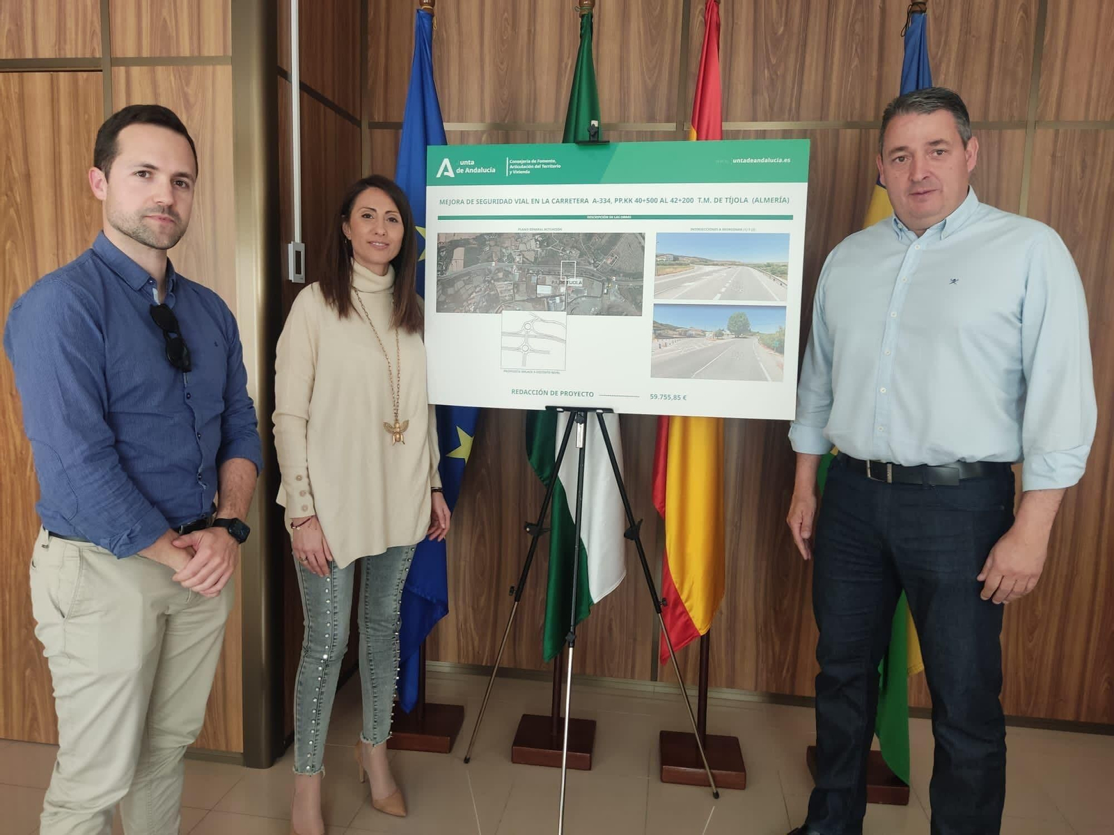 El alcalde y la delegada de Fomento junto al proyecto.