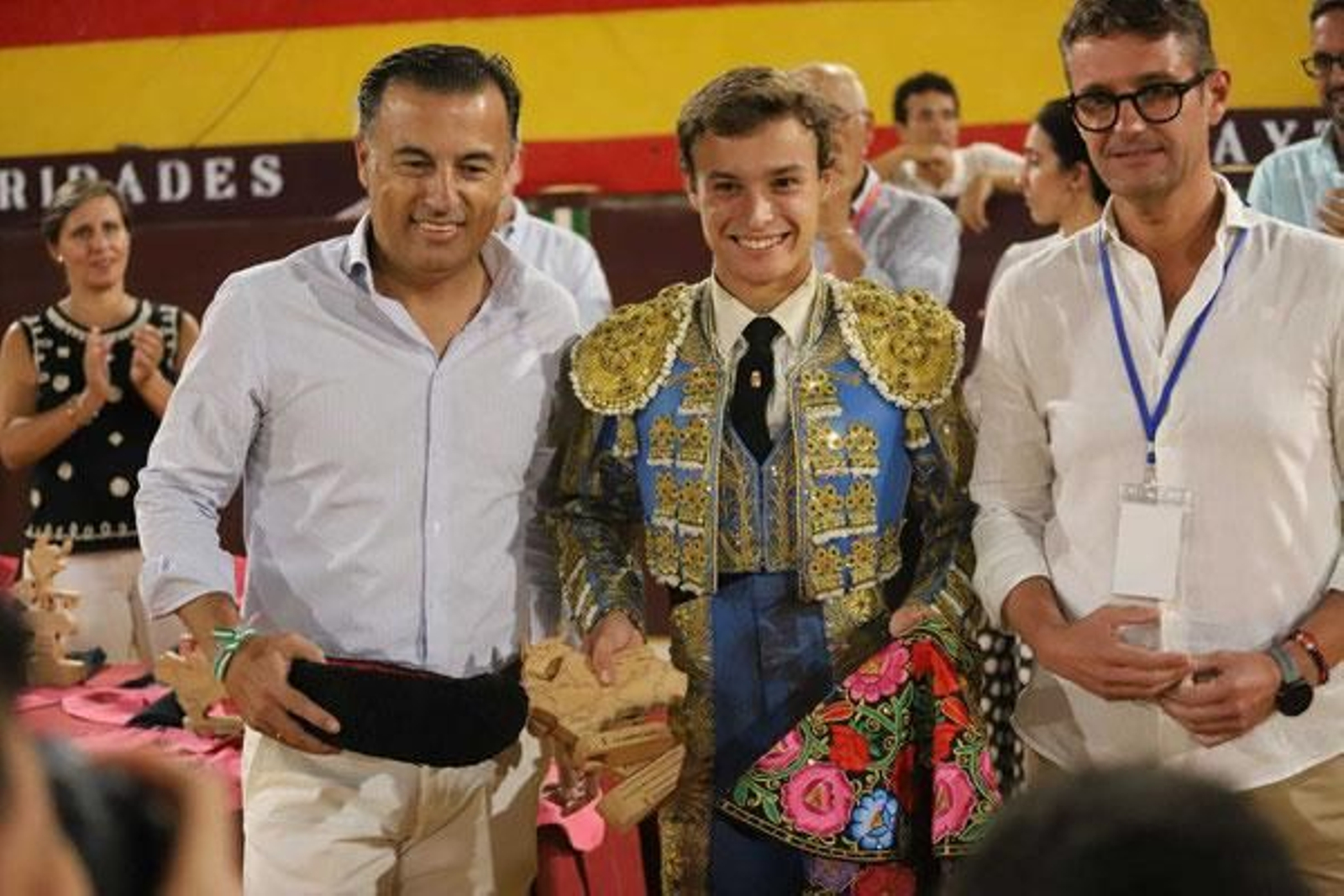 Bombita recoge el capote de paseo que le acredita como ganador del certamen.
