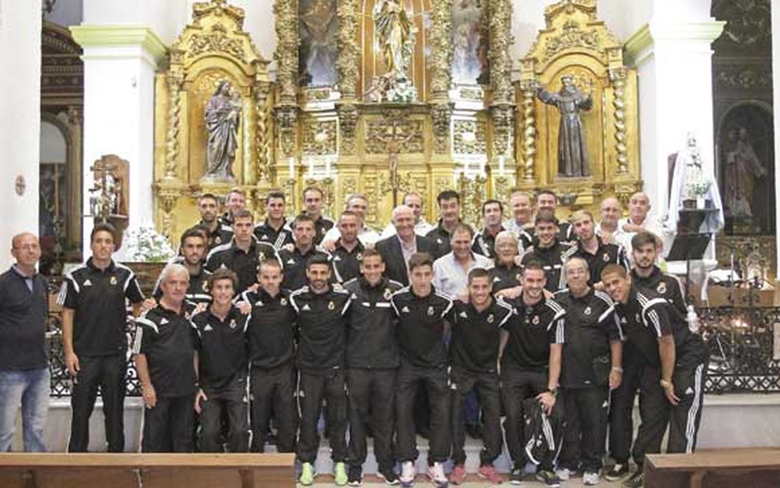 La ofrenda floral, improvisado homenaje al añorado Juan Valenzuela