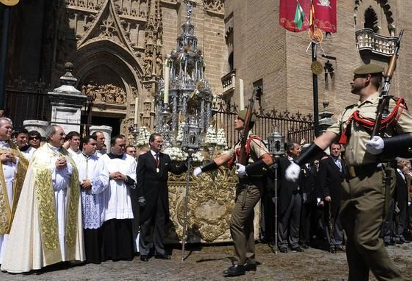 Los militares pasan delante de la Custodia.

Foto: Juan Carlos Váquez