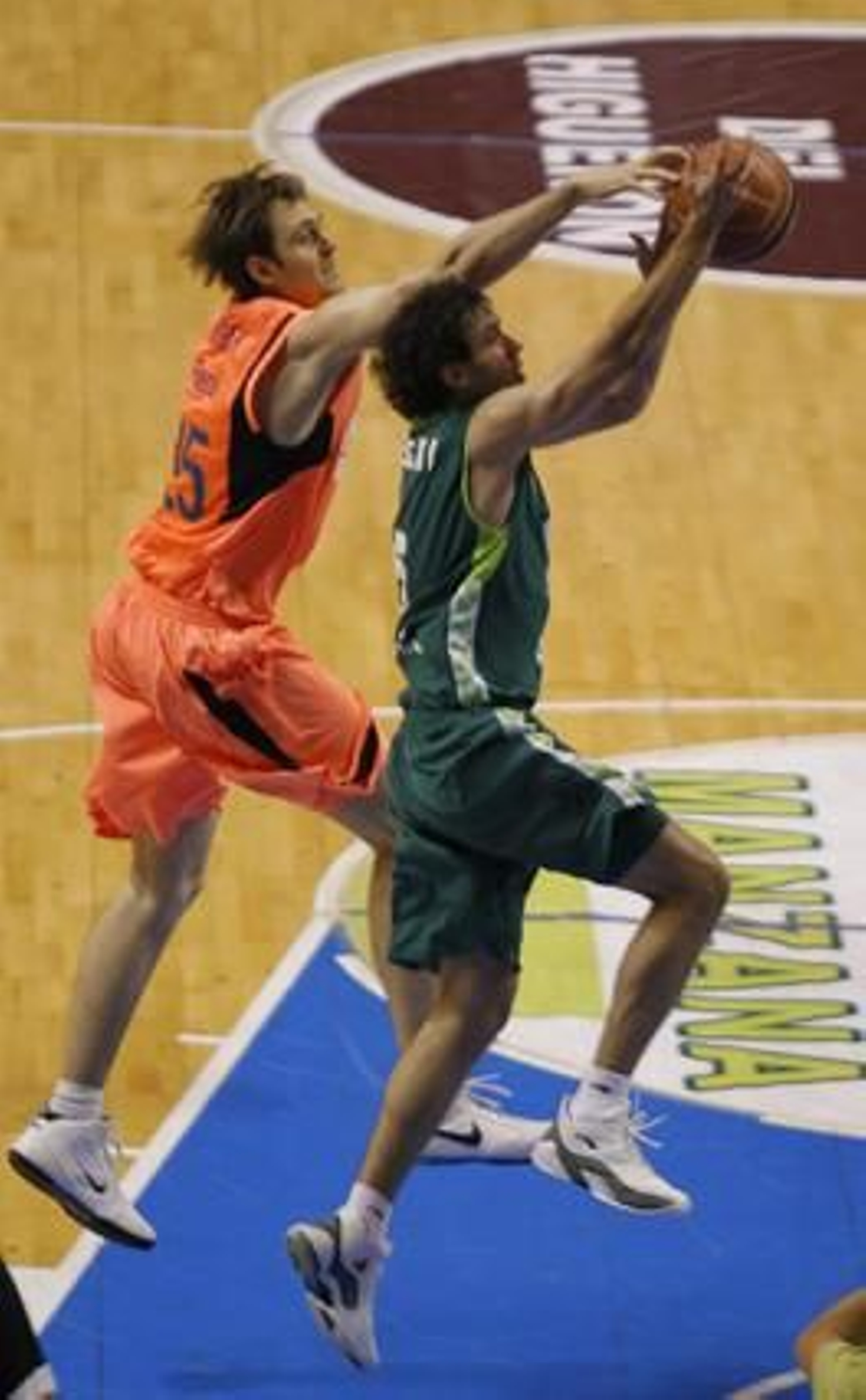 Unicaja cae eliminado de los play-off de la ACB en semifinales ante el Barcelona. / Sergio Camacho