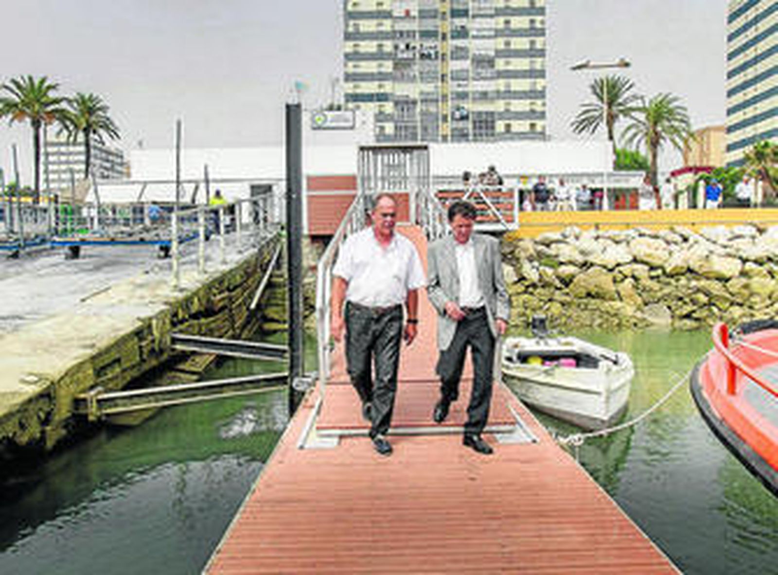 Francisco Richarte, izquierda, muestra a José Luis Blanco las instalaciones de Viento de Levante.