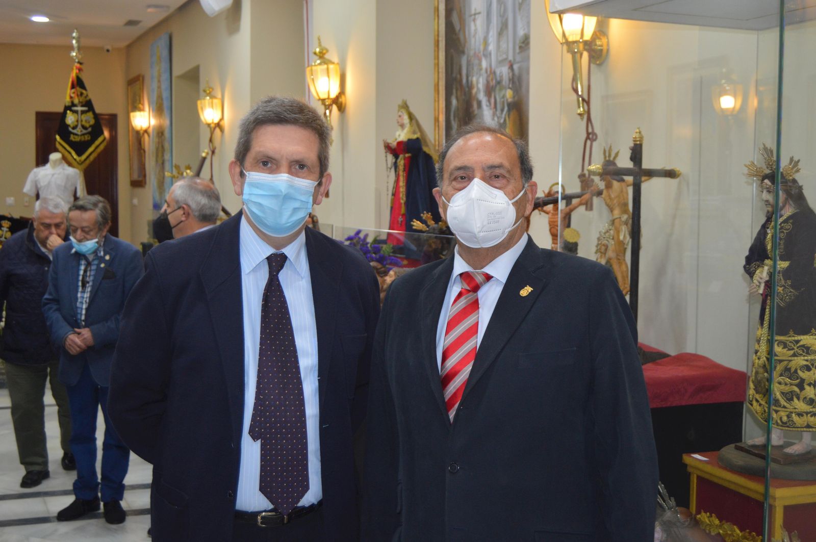 Luis Benítez con Paco Muriel durante la inauguración de la muestra en el local del Consejo Local de Hermandades y Cofradías de Cádiz.