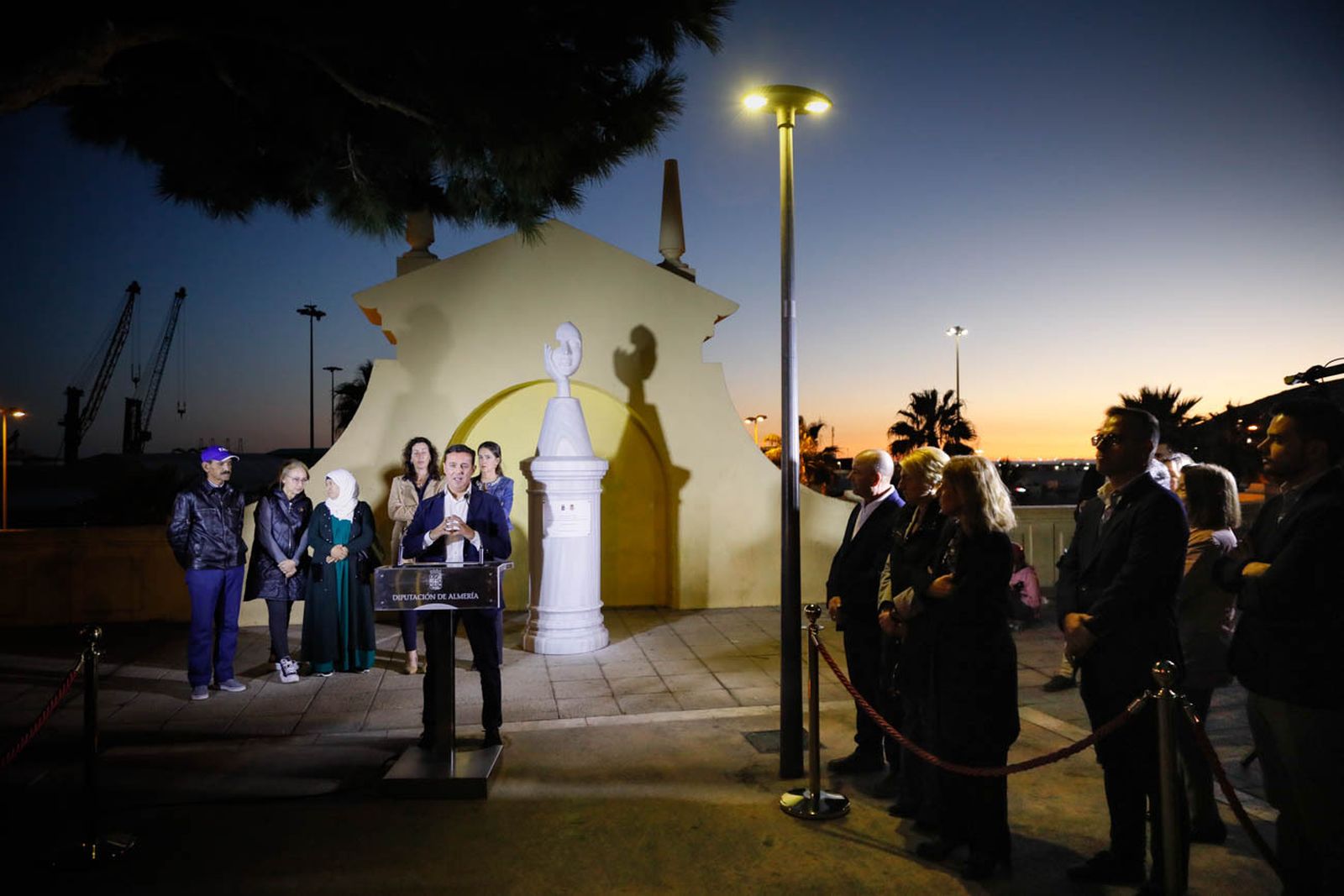 Imágenes del monolito en homenaje a las víctimas de violencia de género