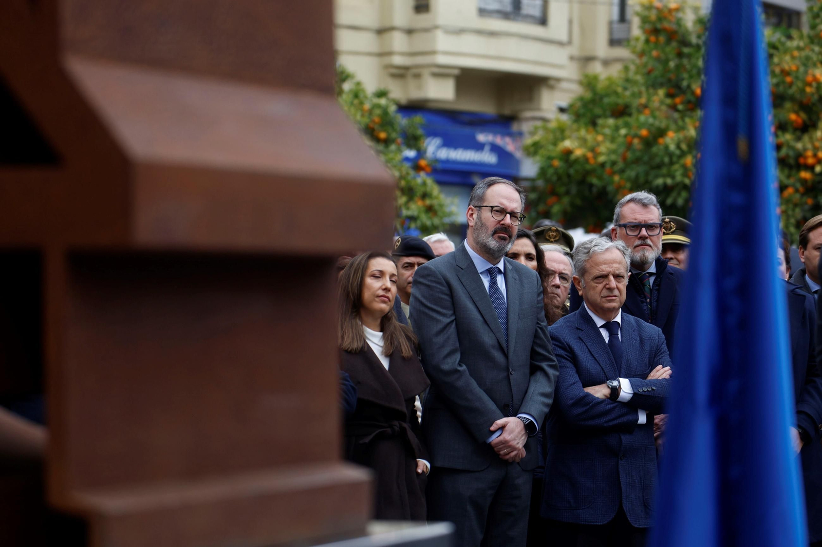 Juanma Moreno inaugura el monumento homenaje al Día de la Bandera de Andalucía en Córdoba, en imágenes