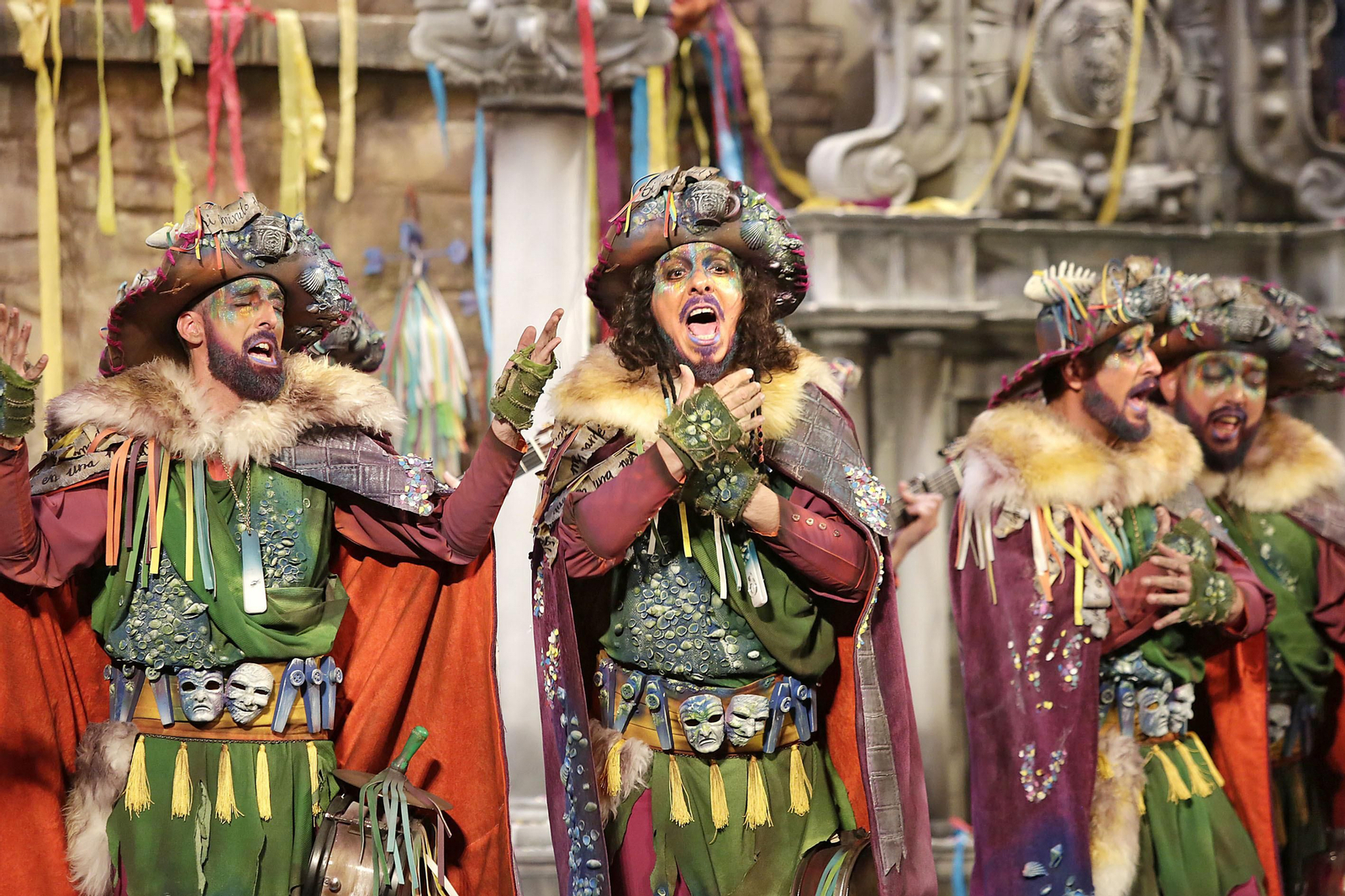 Dos componentes de 'Los peregrinos', durante una actuación en el Falla.