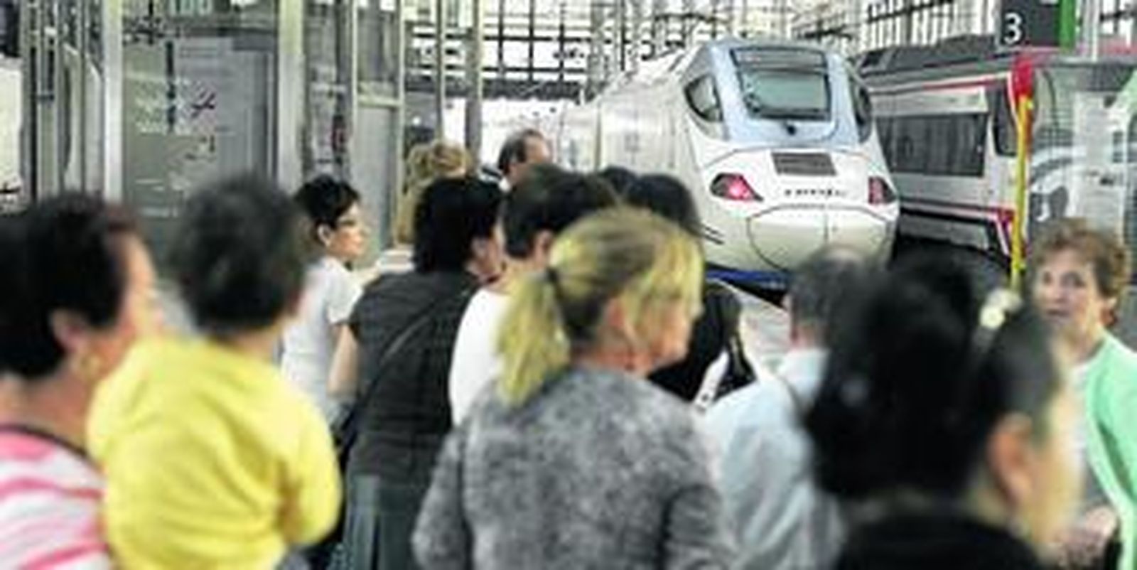 Varias personas aguardan la llegada del Alvia de Madrid en la estación de Cádiz, en una imagen de archivo.