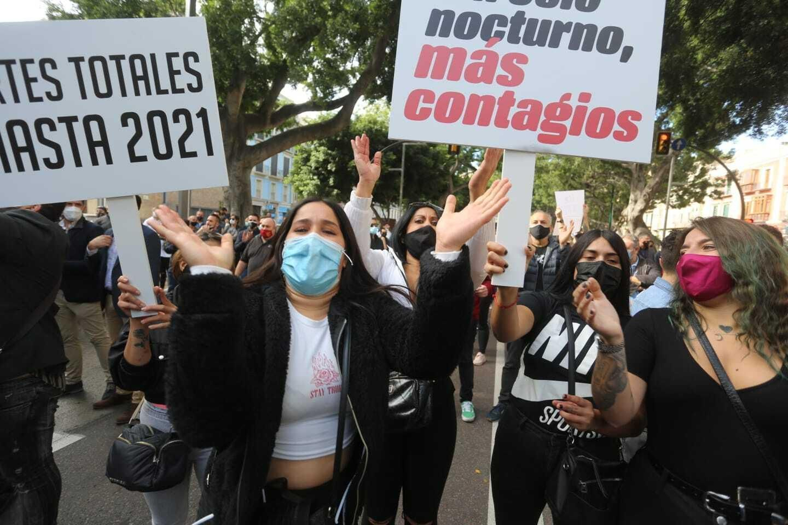 Fotos de la cacerolada de los hosteleros en Málaga, contras las medidas del Covid