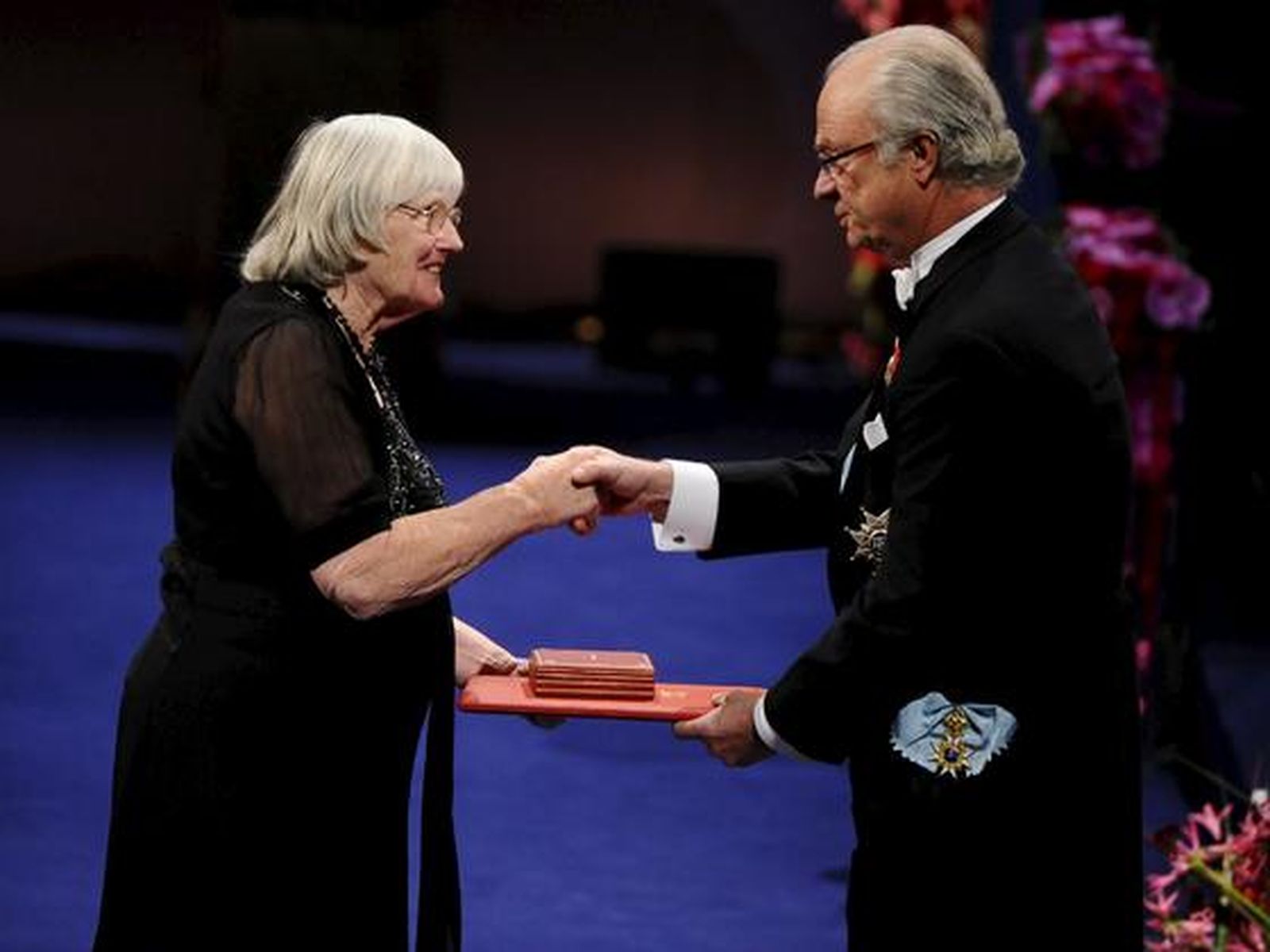 Ruth Edwars esposa del científico Robert Edwars recoge el Nobel de Medicina.

Foto: Reuters/AFP Photo/EFE