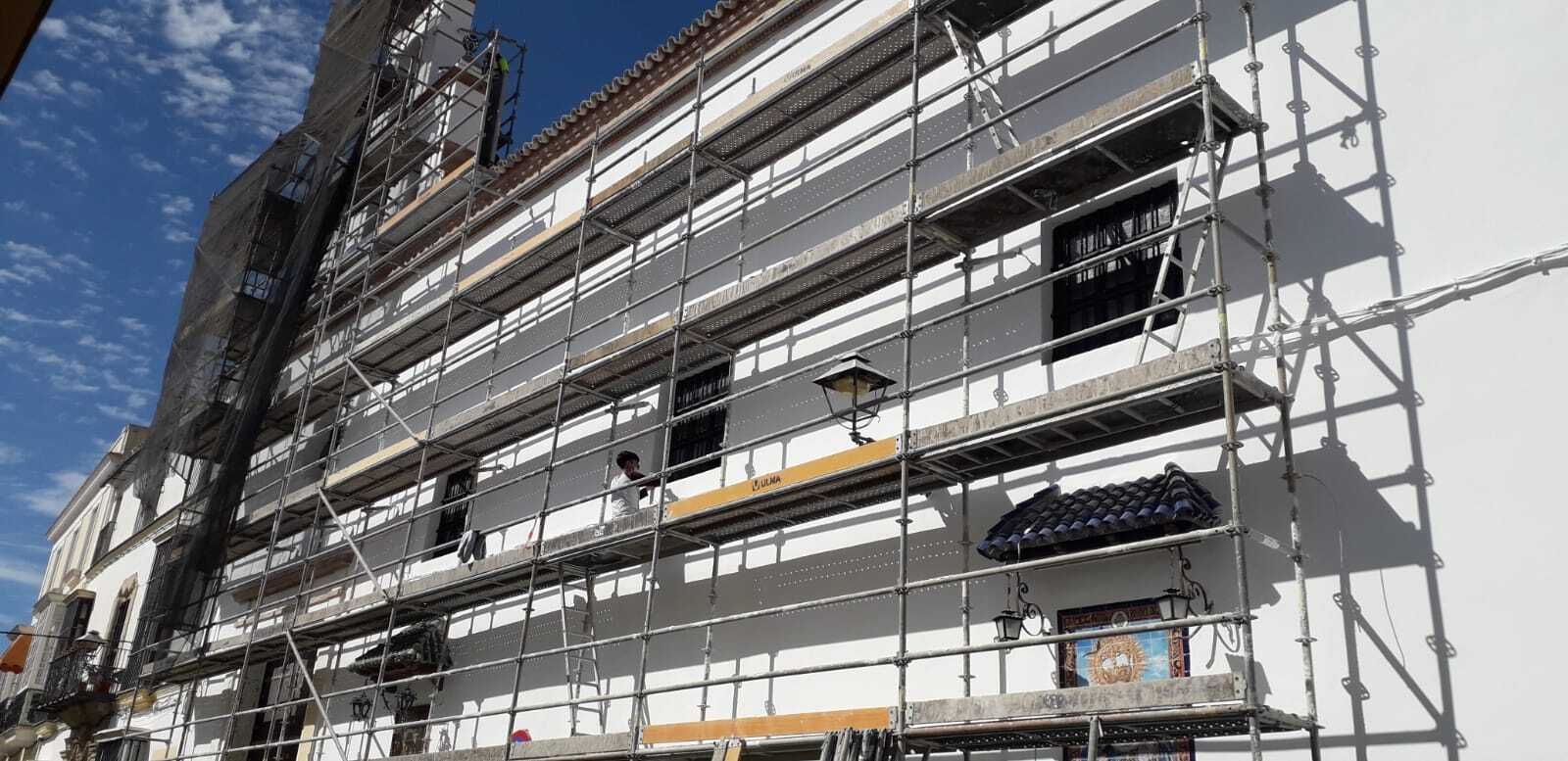 Operarios trabajando este lunes en el desmontaje de los andamios en la parroquia de San Joaquín.