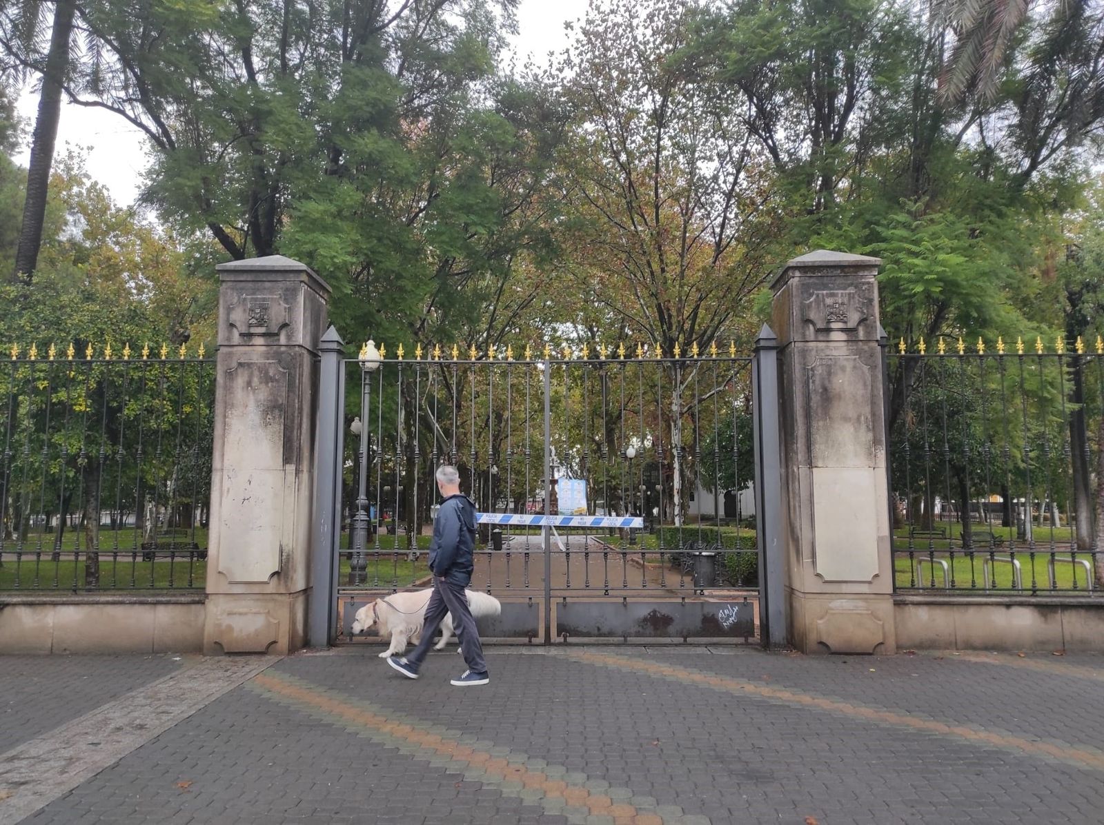 El parque de Colón cerrado en una jornada de inestabilidad meteorológica en Córdoba.