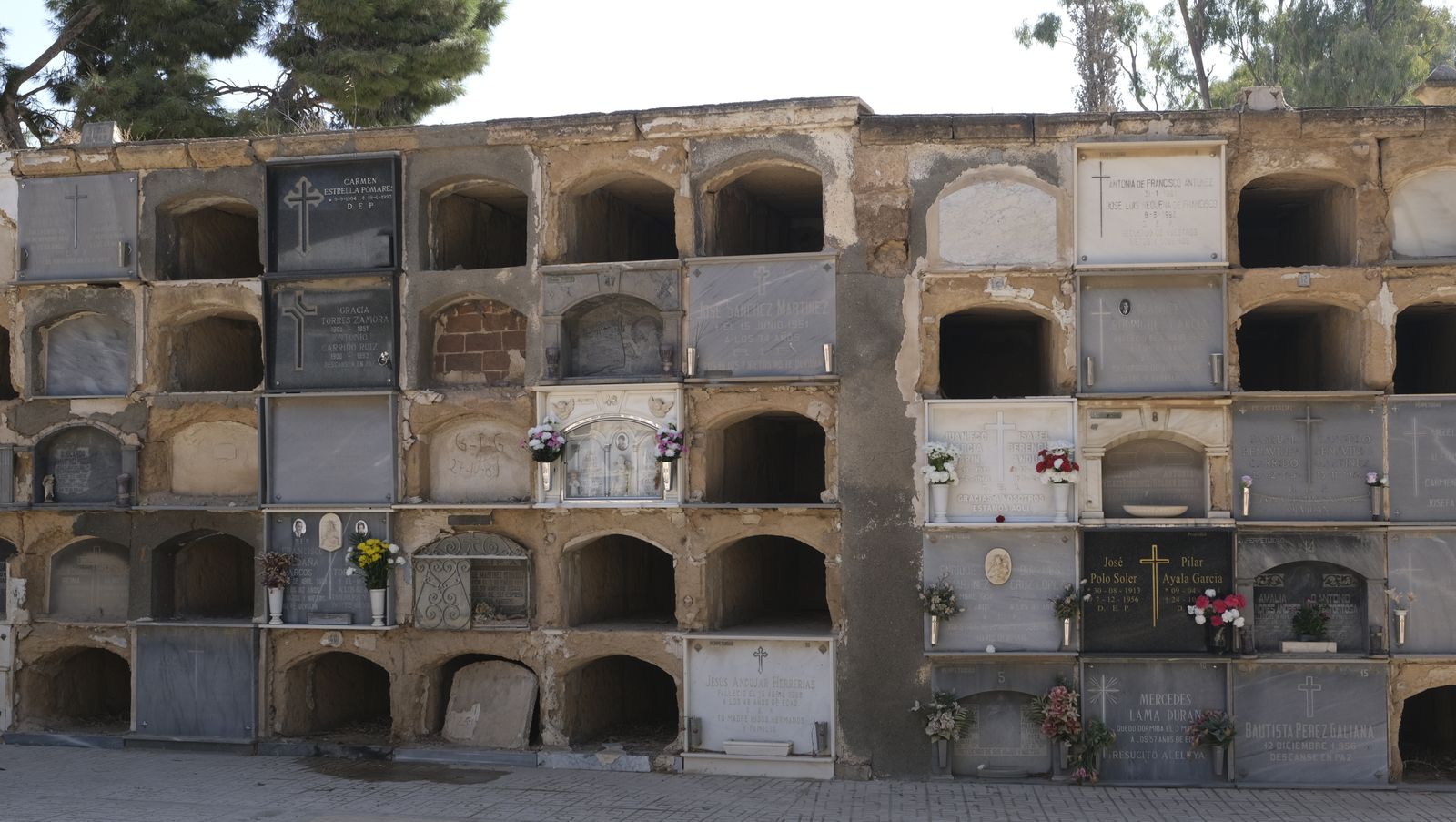 Imágenes del Día de Todos los Santos en el Cementerio de San José de Almería