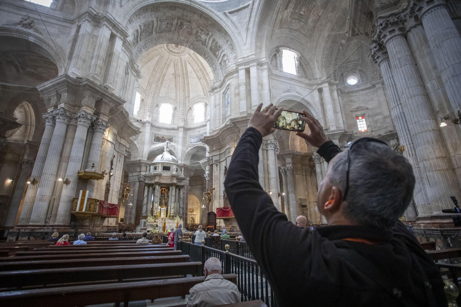 Turistas en el interior de la Catedral de Cádiz.