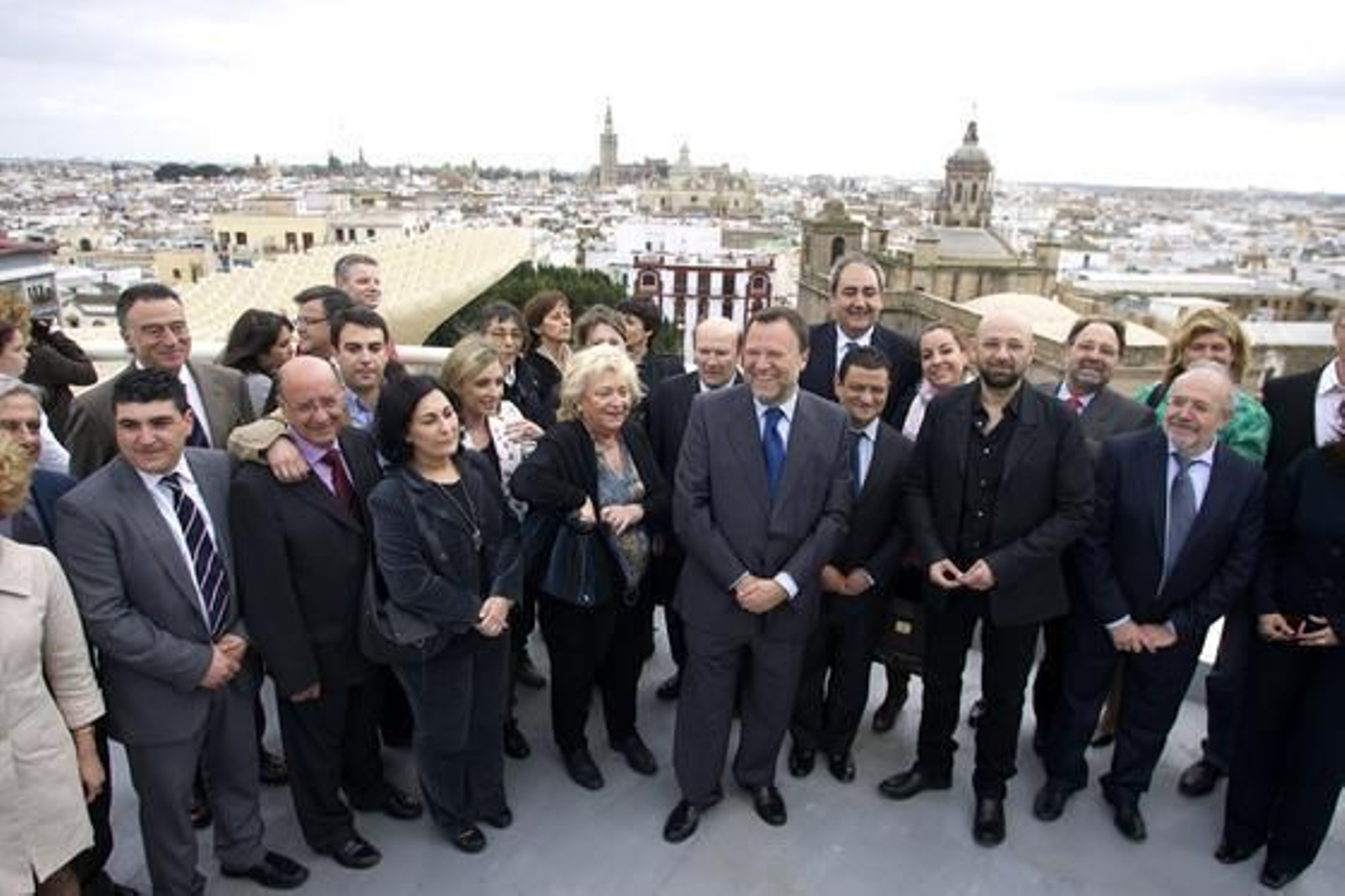 Monteserín junto a gran parte de su equipo de gobierno y el arquitecto alemán Jürgen Mayer.

Foto: Juan Carlos Munoz
