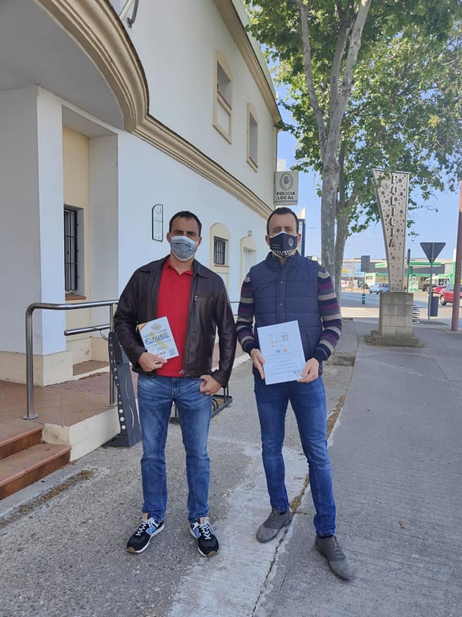 José Blas Virués (UPLB) con Victoriano García (AUGC) tras la entrega del documento reivindicativo.