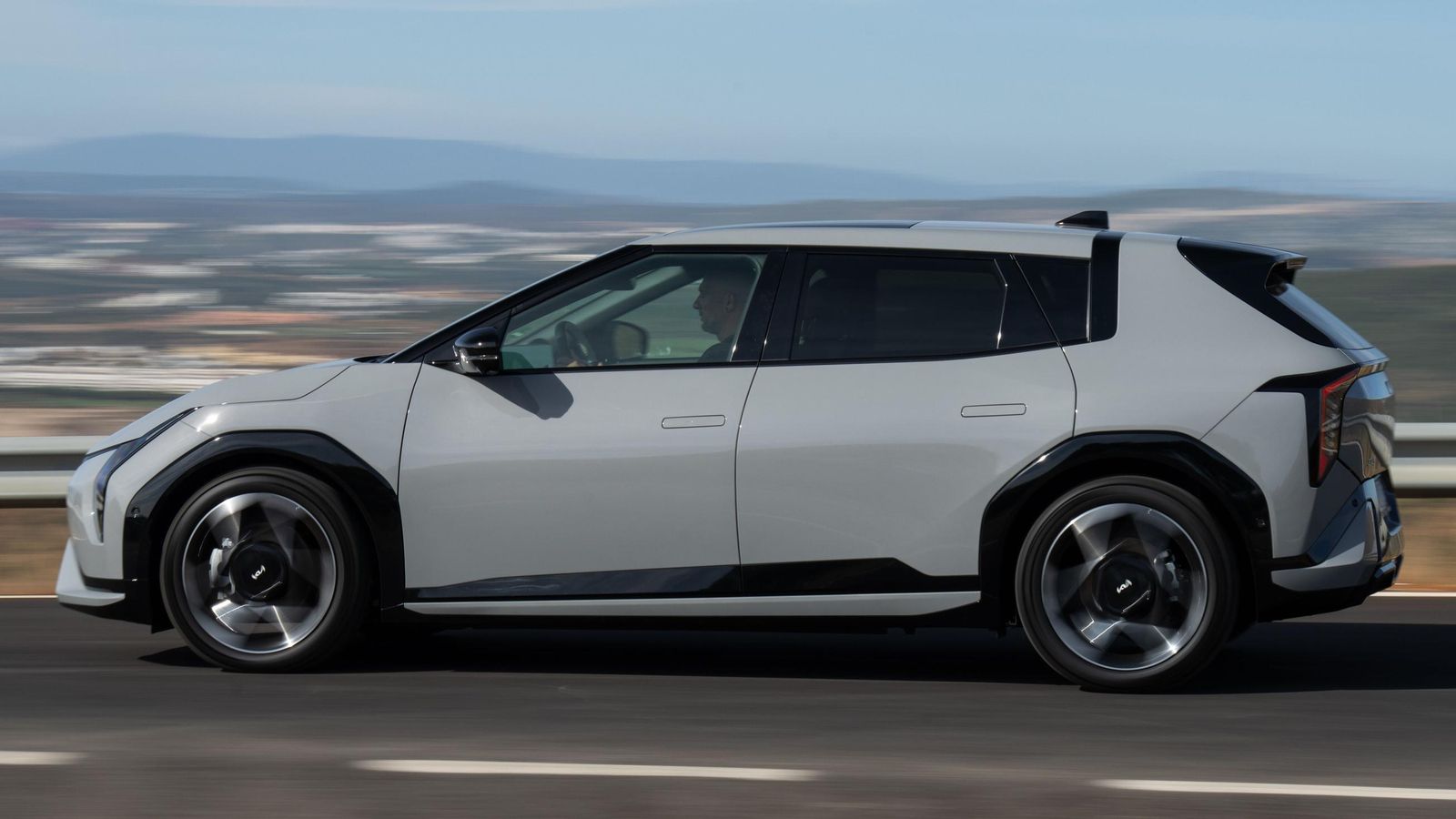 Los Kia EV4 tienen entre sus cualidades un rodar suave y silencioso que se combina con un motor de enérgica respuesta. Su comportamiento dinámico es muy equilibrado.