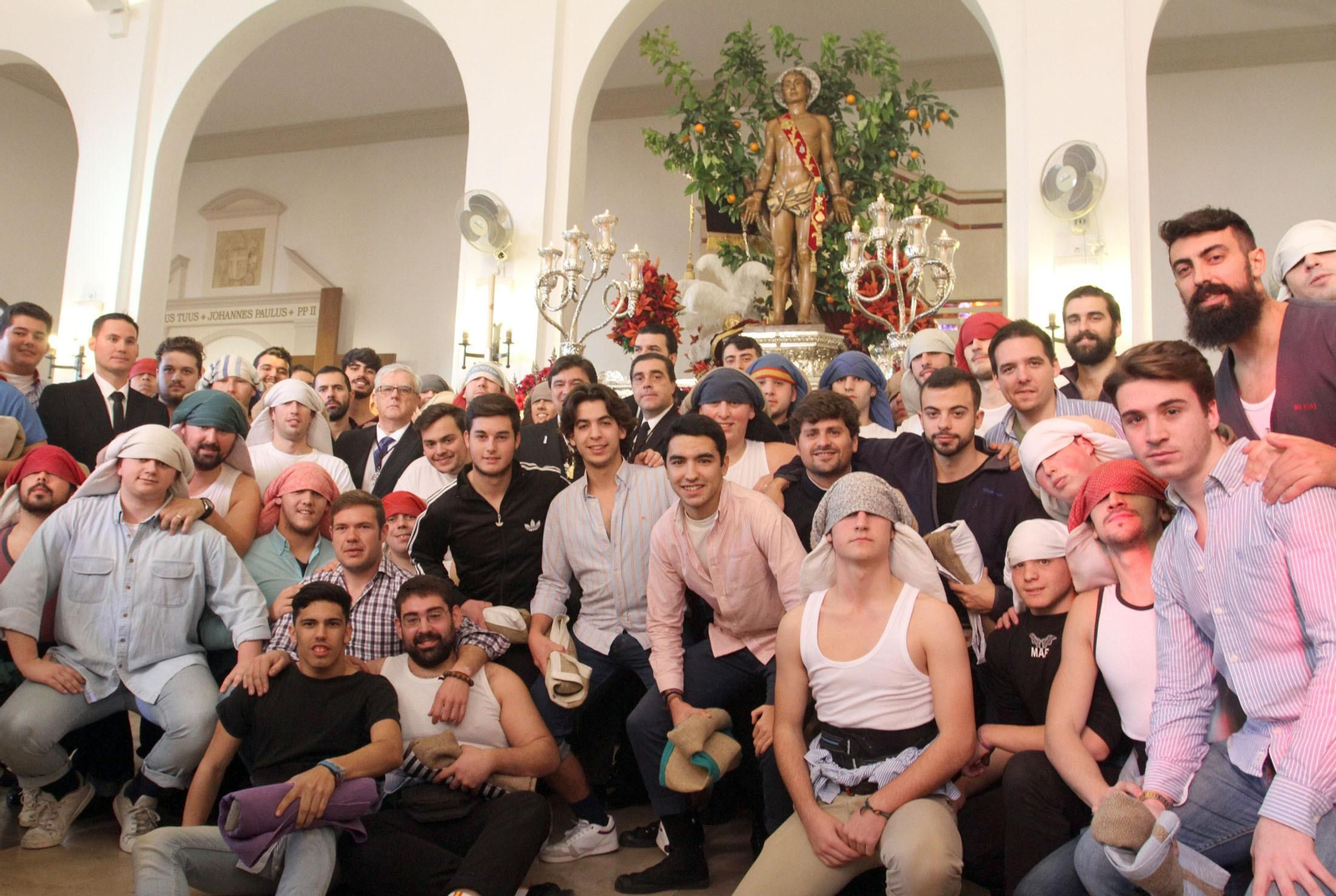 Costaleros de Estudiantes que portan a San Sebastián, en la cuadrilla de la que está al frente Manuel Gómez 'Carnicerito'.