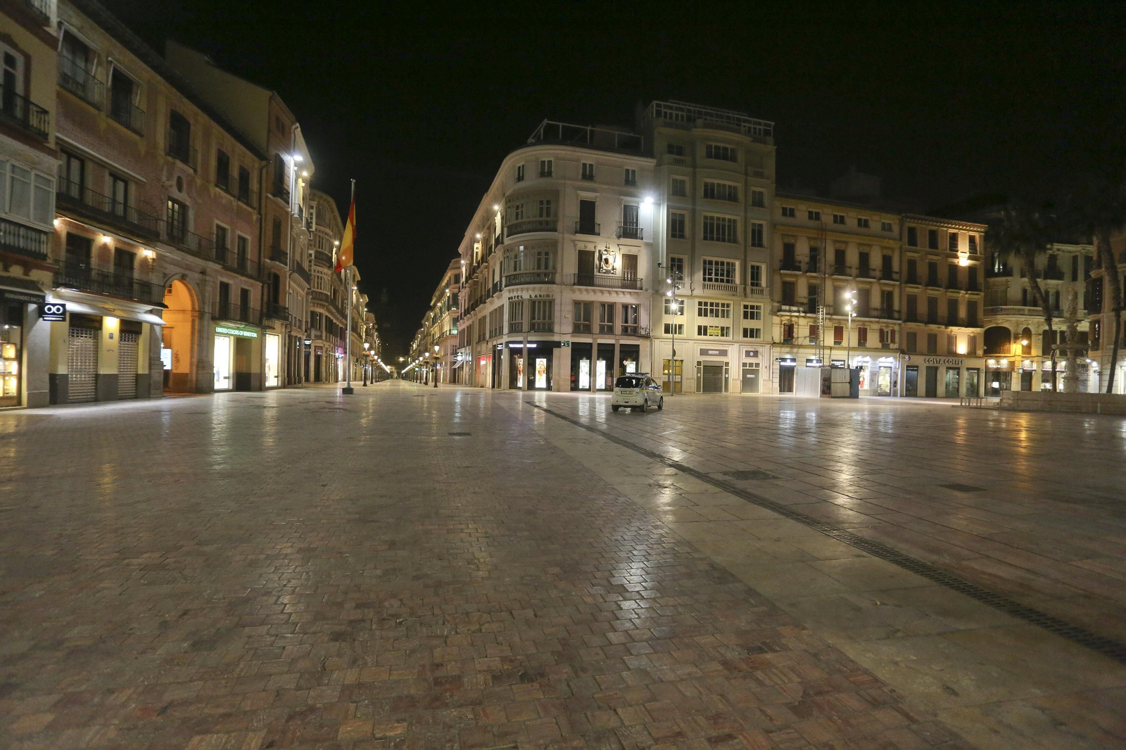 El coronavirus dibuja una noche desierta en el centro de Málaga, en fotos