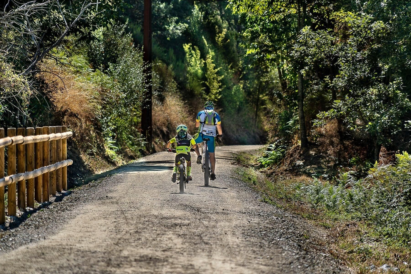 Padre e hijo participando en una ruta cicloturista en una imagen de archivo