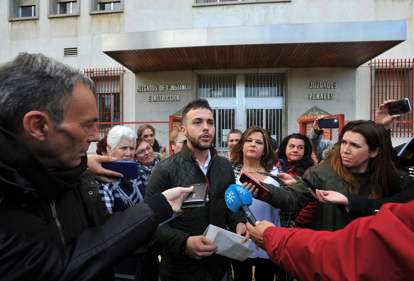 Cristian Menacho y Ángeles Muñoz a la salida de la antigua Audiencia tras declarar ante el juez.