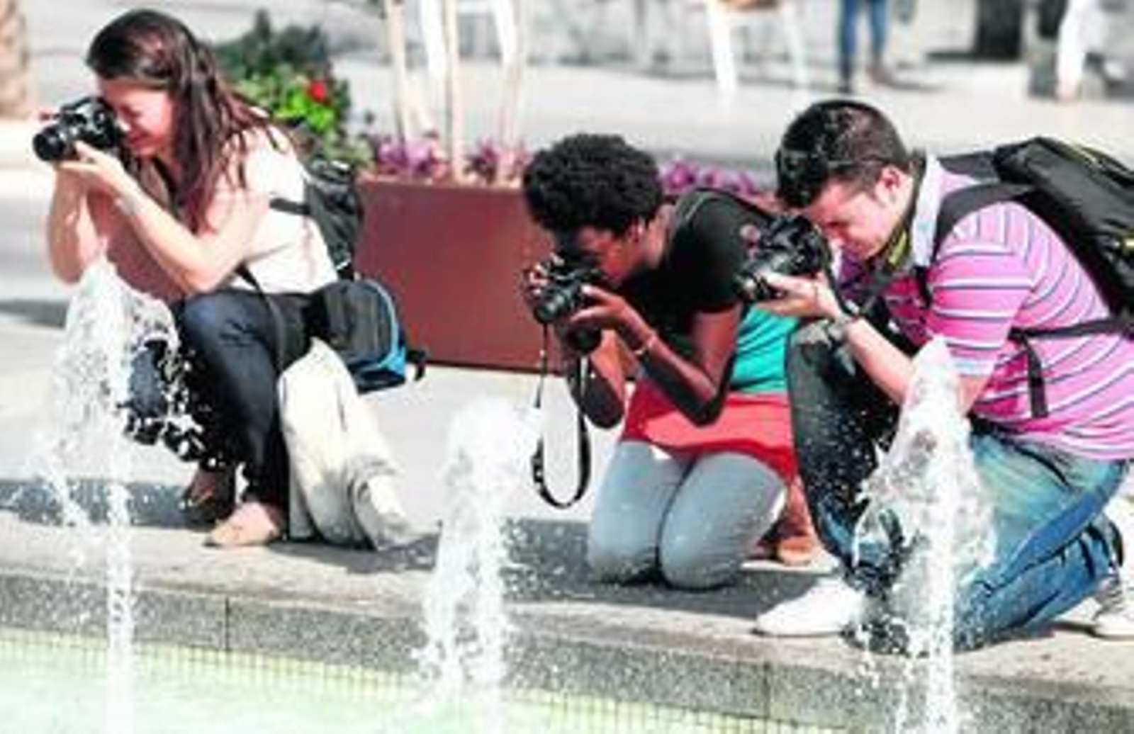 Varios miembros del Taller de Iniciación fotografían las fuentes de San Juan de Dios en una de las clases prácticas de exterior.