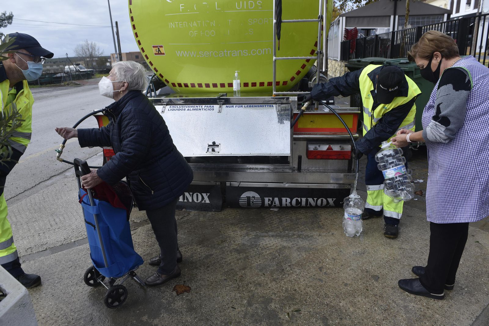 Dos vecinas llenando botellas en un camión cisterna de los que se han tenido que distribuir durante el pasado puente en 15 municipis.