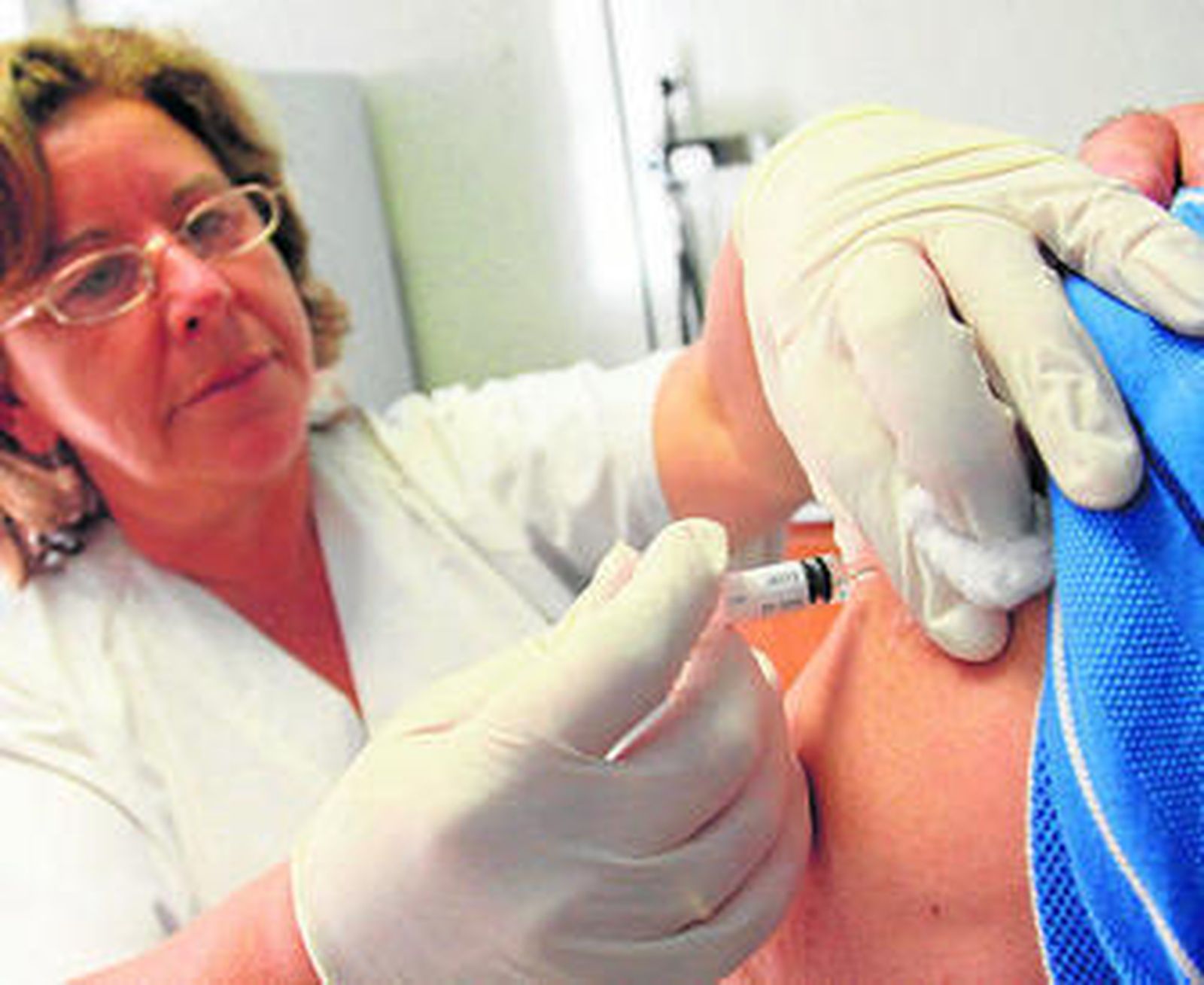 Una enfermera pone la vacuna a una paciente en el hospital.