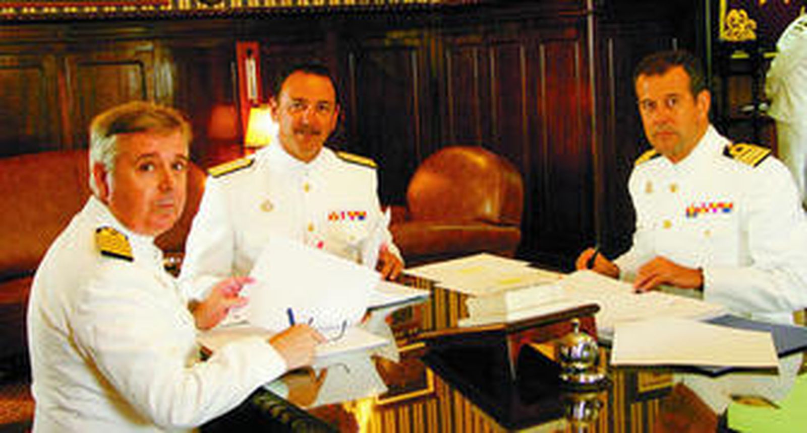 Los capitanes de navío Jesús Bernal García -a la izquierda- y Luis Sánchez García de Leonardo -a la derecha- en la toma de posesión de la Escuela.