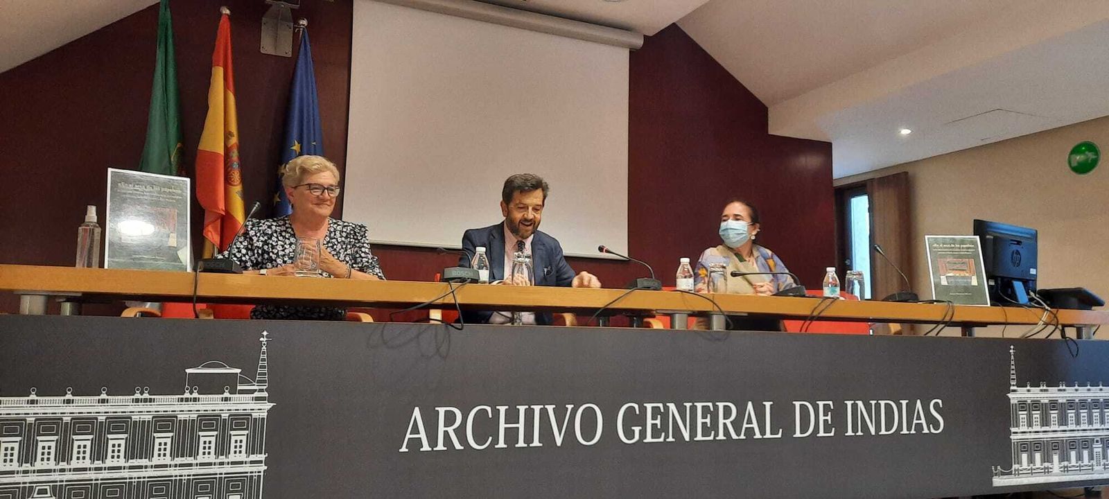 Carmen Barriga, Joaquín Rodríguez y Esther Cruces en el Archivo General de Indias