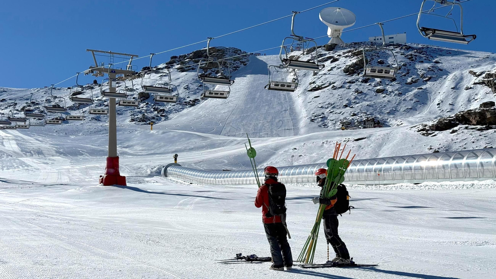 Operarios de pista preparando la zona de Borreguiles de cara a la apertura de Sierra Nevada