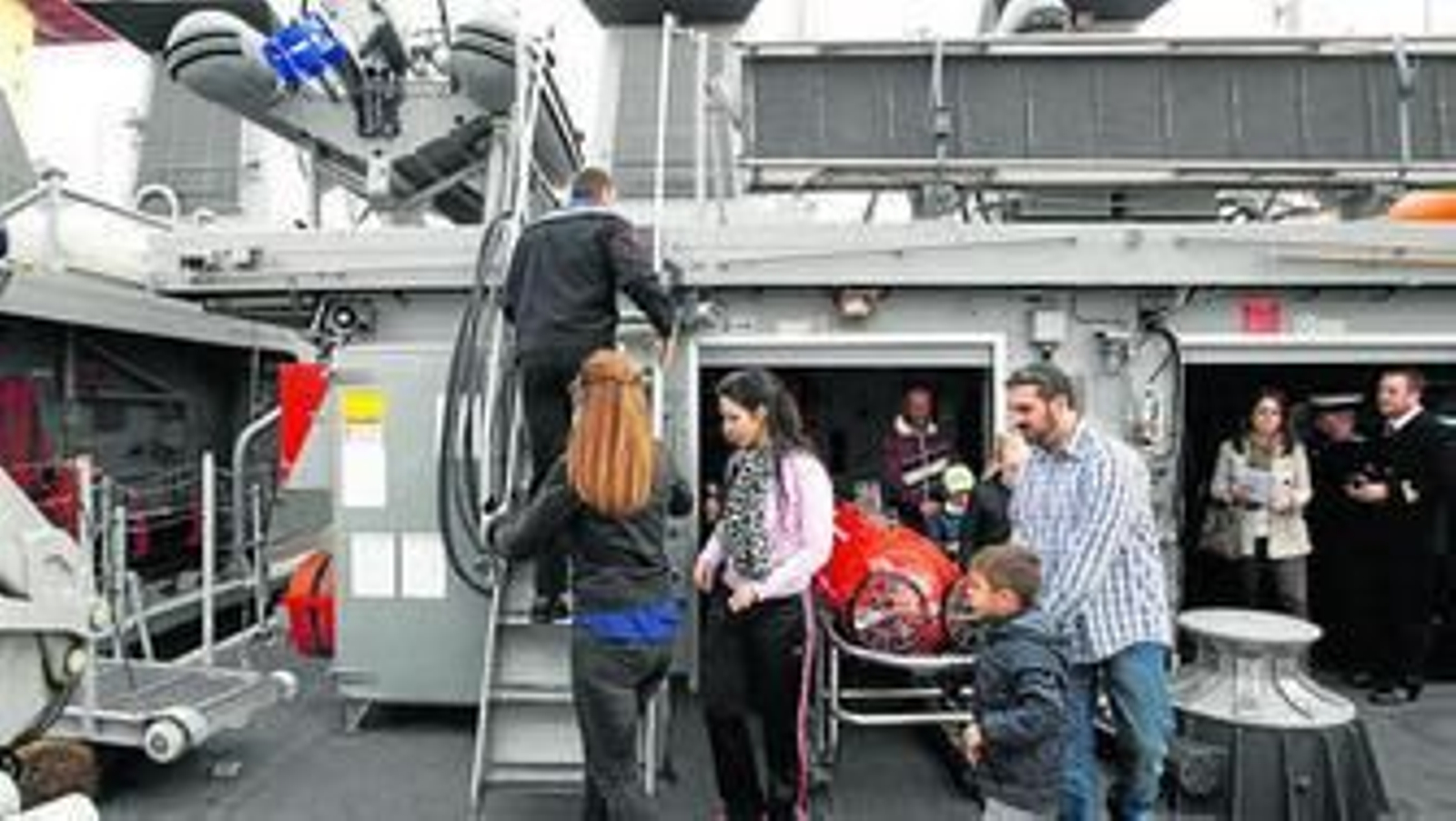 Un grupo de almerienses durante la visita, ayer por la tarde.