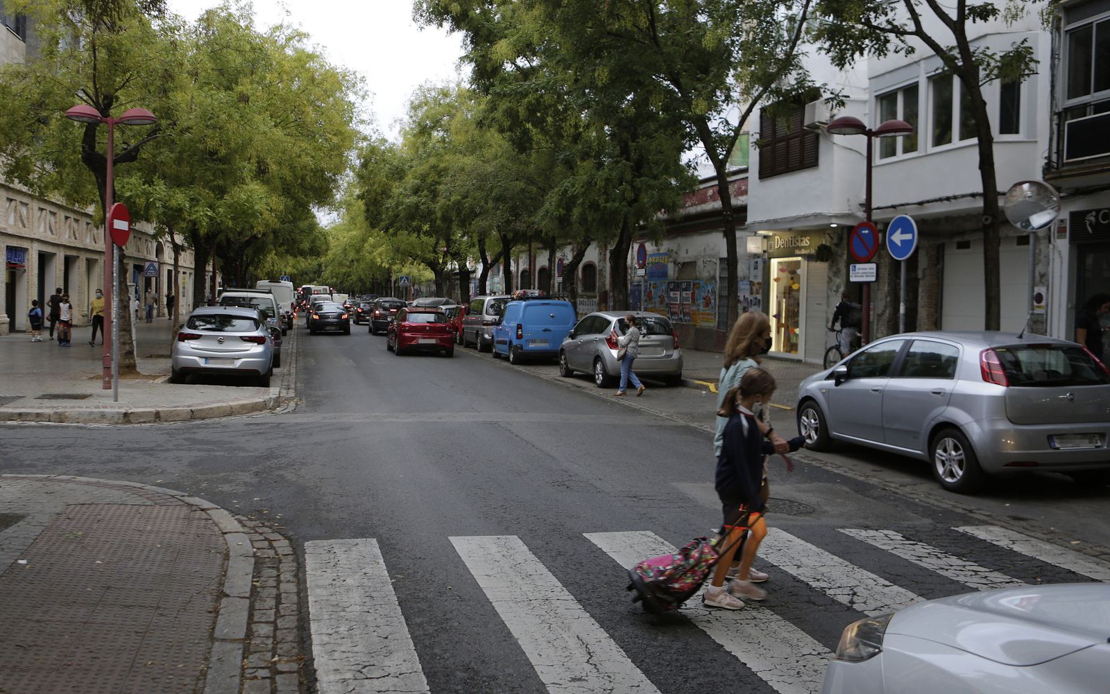 Dos peatones cruzan por uno de los pasos de peatones de la avenida Miraflores.