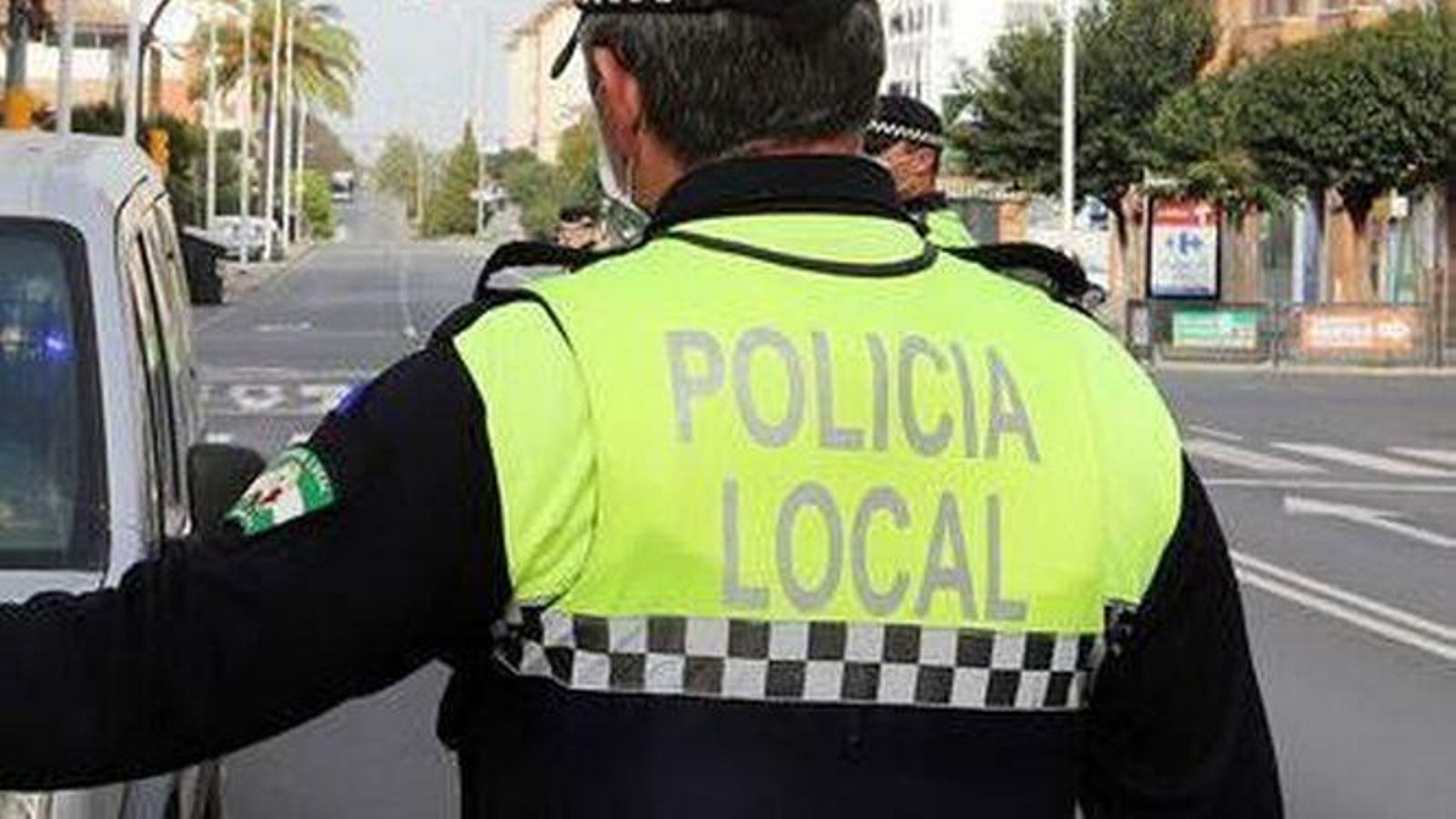 Un agente de la Policía Local en un control en la capital onubense.