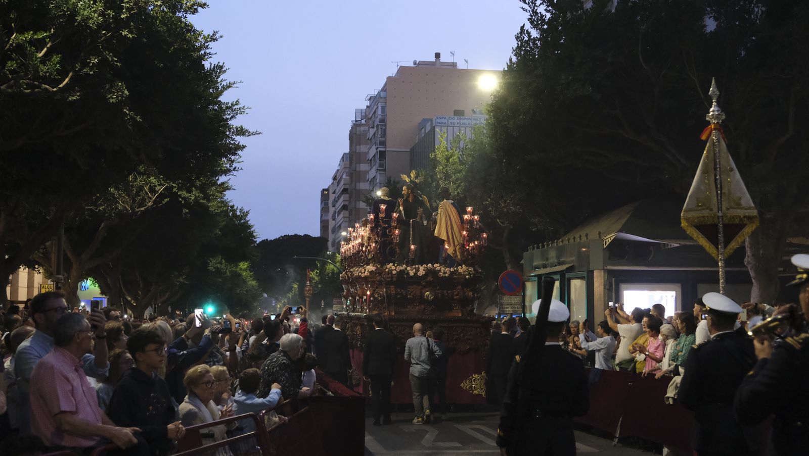 Imágenes de La Magna por las calles de Almería
