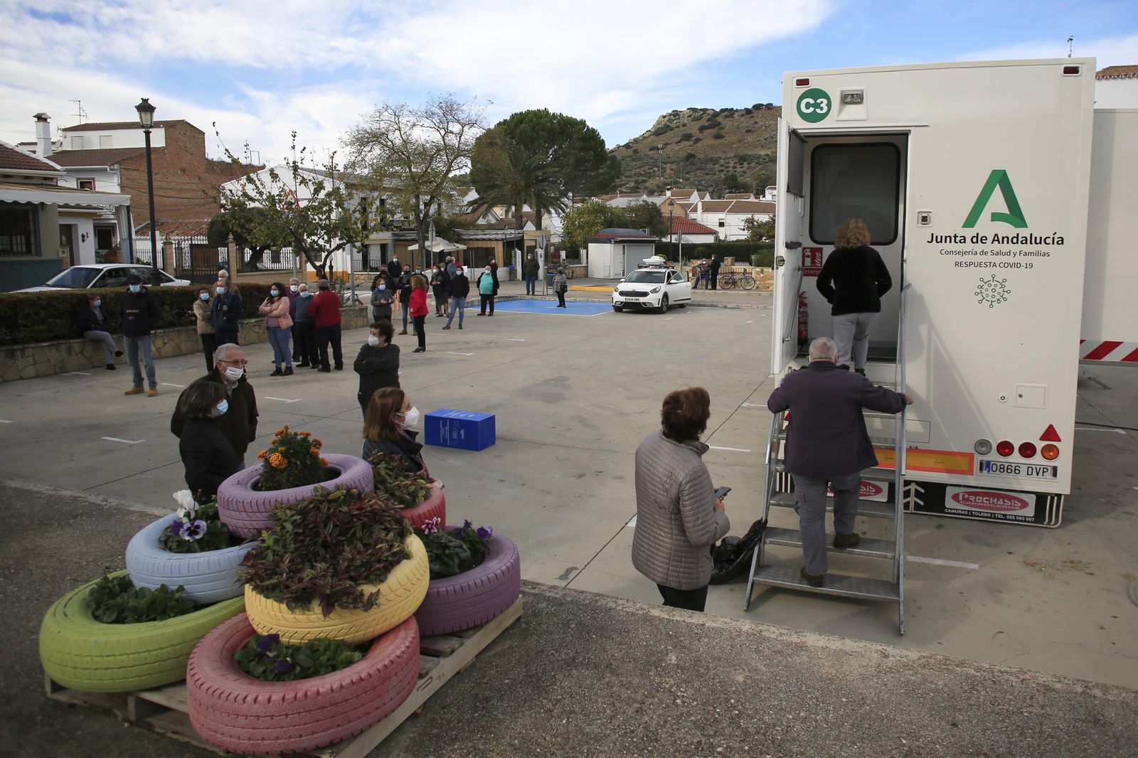 Vecinos esperan para las pruebas en Cuevas del Becerro.
