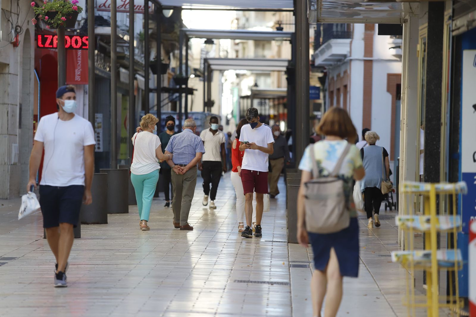 Ambiente en una calle del centro de la capital onubense por la tarde.