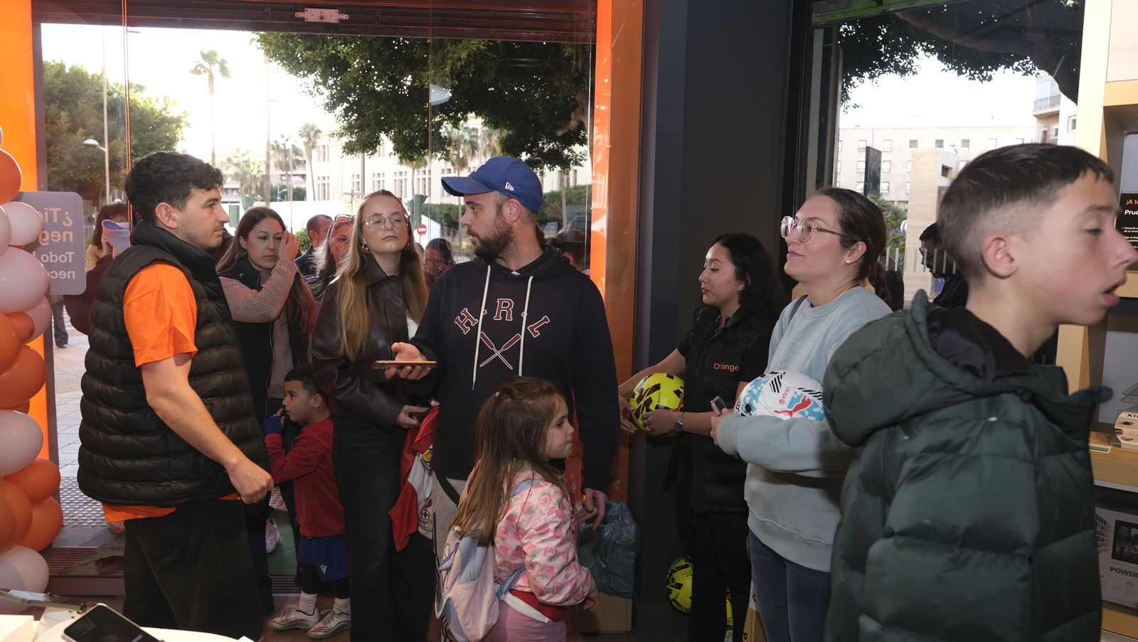 Búscate en las fotos de la firma de los jugadores de la U.D. Almería en la tienda Orange