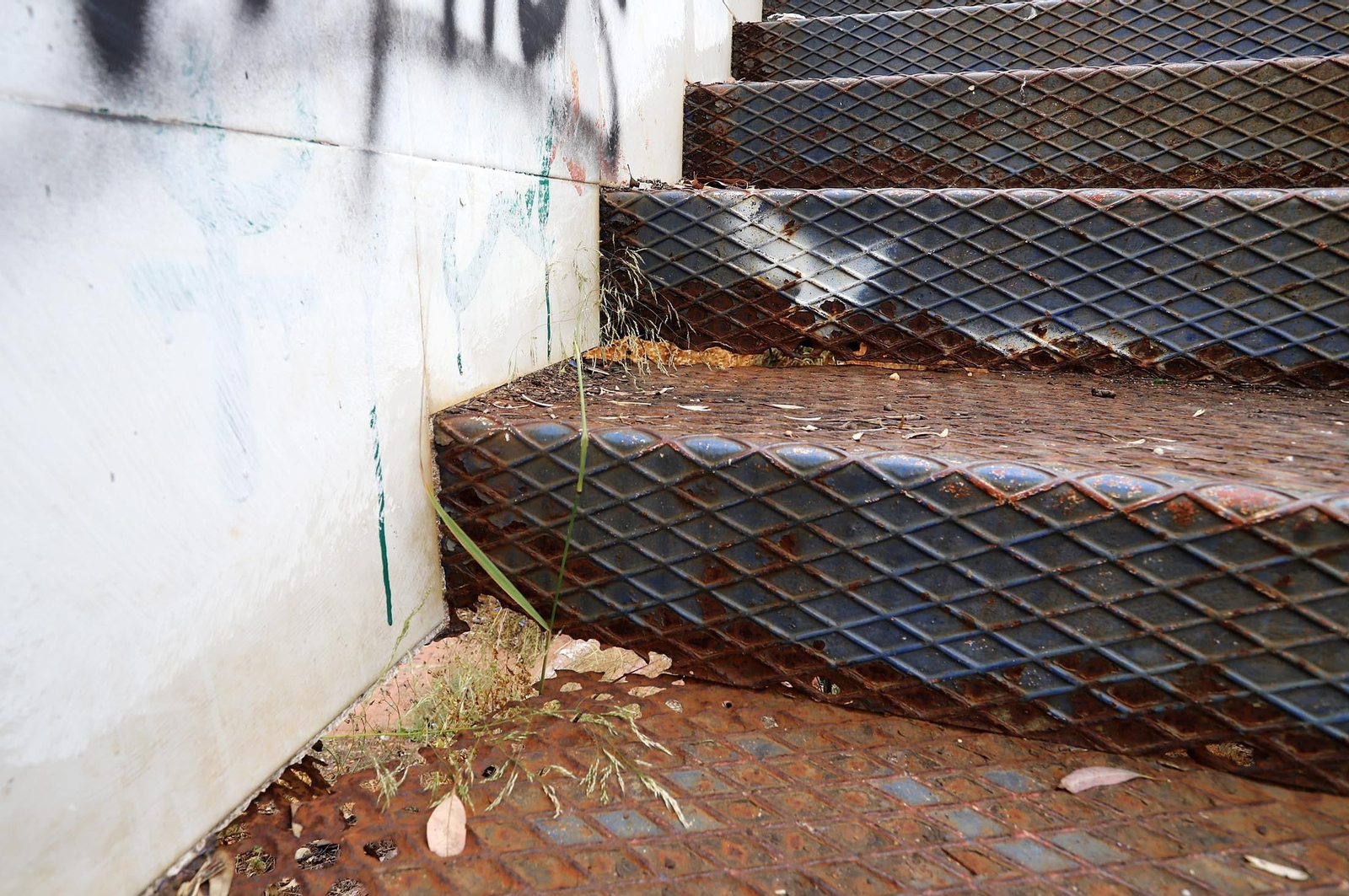 Imágenes de la suciedad, deterioro y abandono de los miradores del Conquero