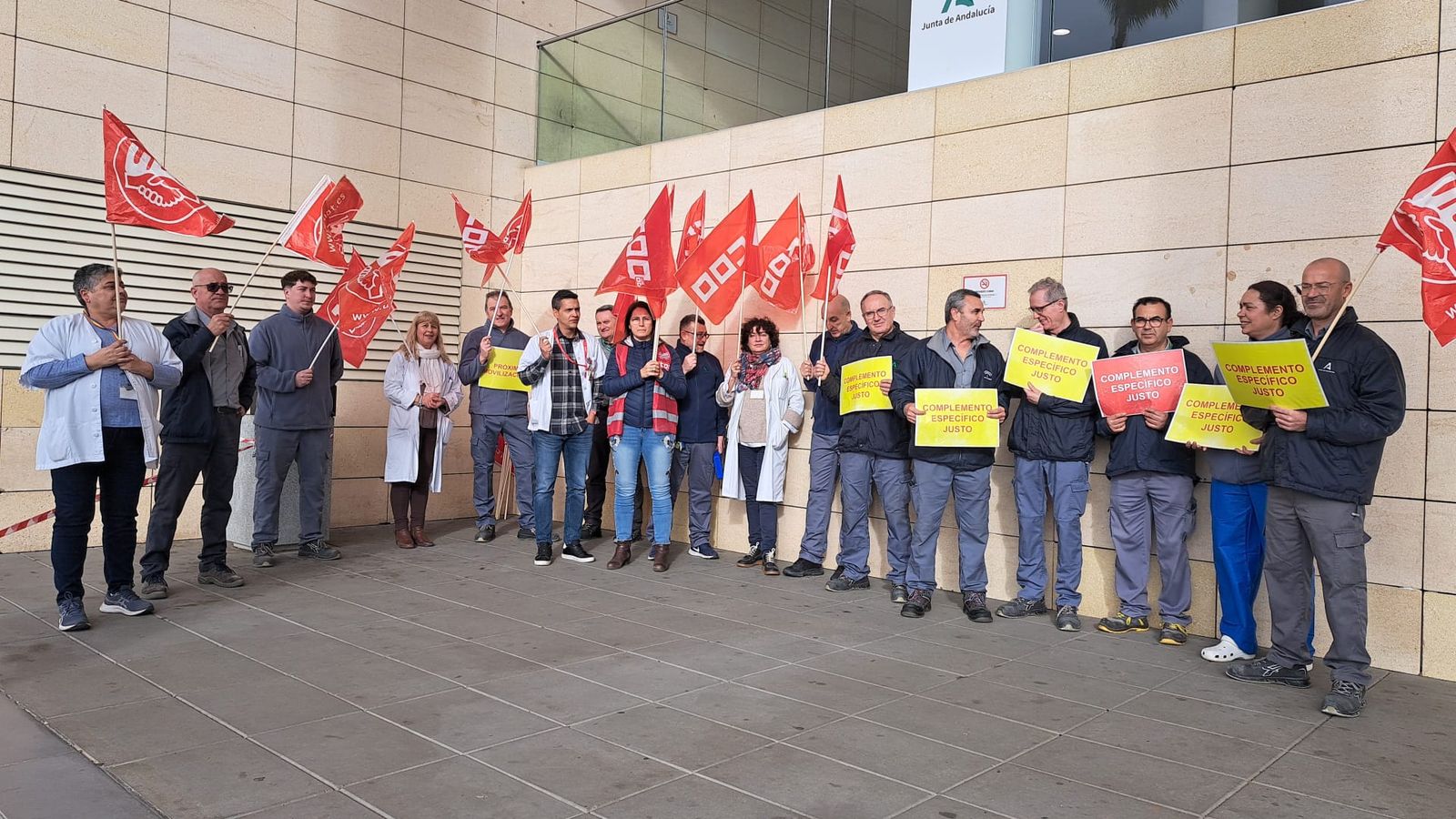 Concentración de protesta de UGT y CCOO a las puertas del Hospital Materno Infantil Princesa Leonor de Almería