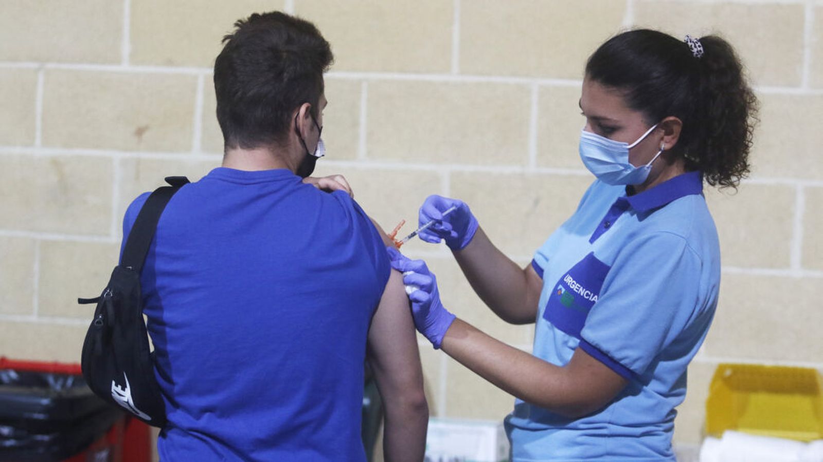 Una persona recibe la vacuna contra el coronavirus en Córdoba.
