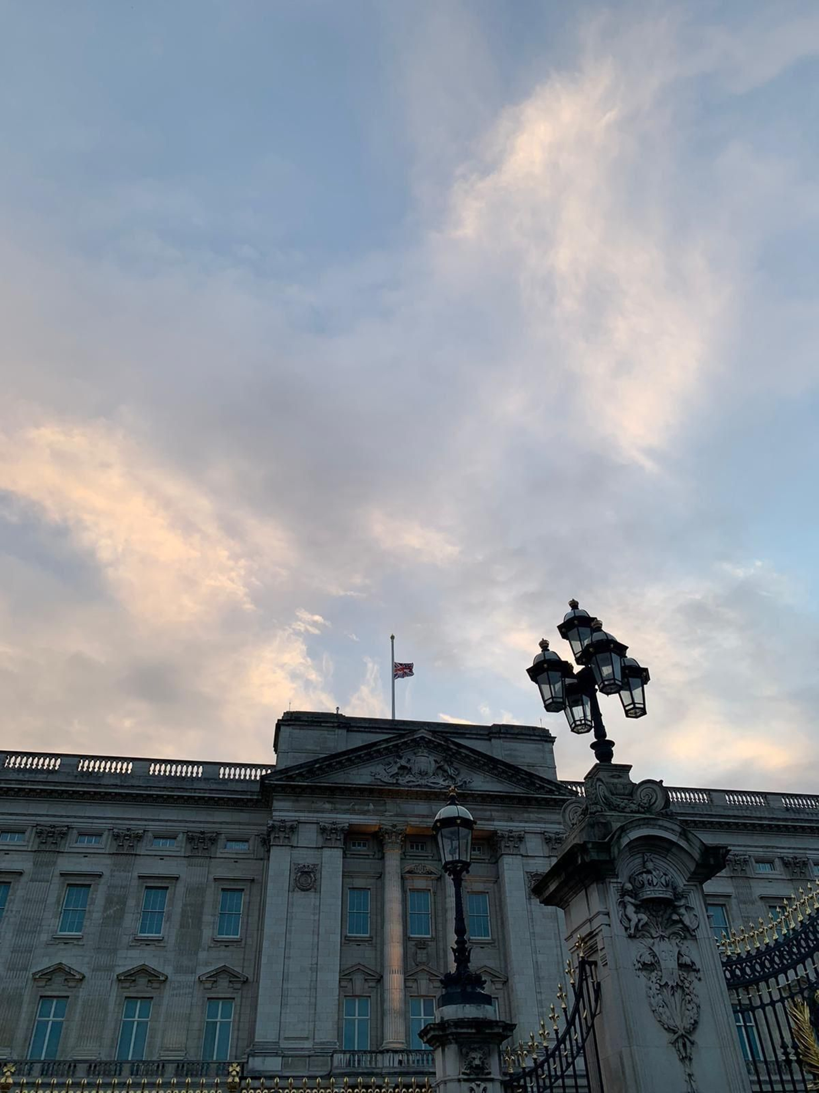 Los británicos acuden a Buckingham Palace tras el anuncio de la muerte de Isabel II