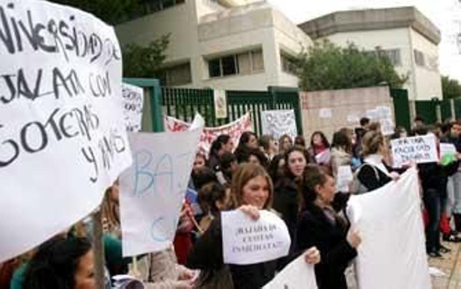 Alumnos de Relaciones Laborales ven "lógico" el cierre del título