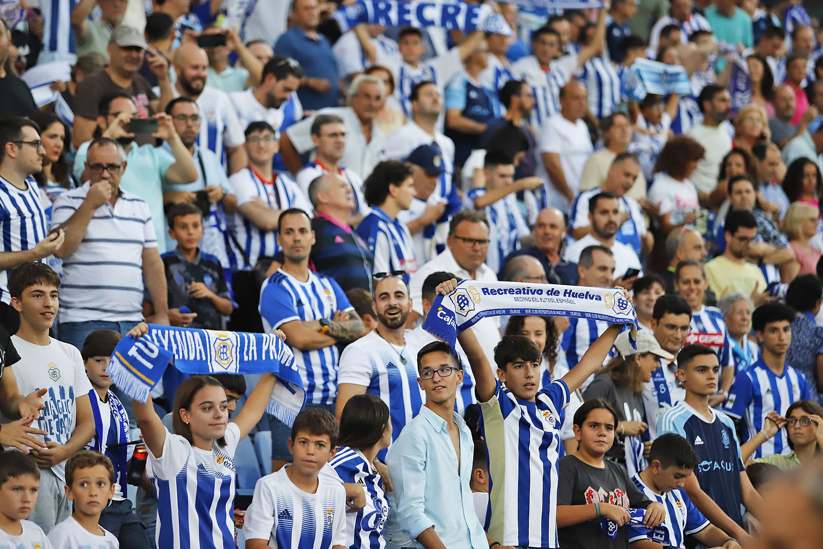 Ambiente en las gradas del Nuevo Colombino en el Recreativo de Huelva y Málaga