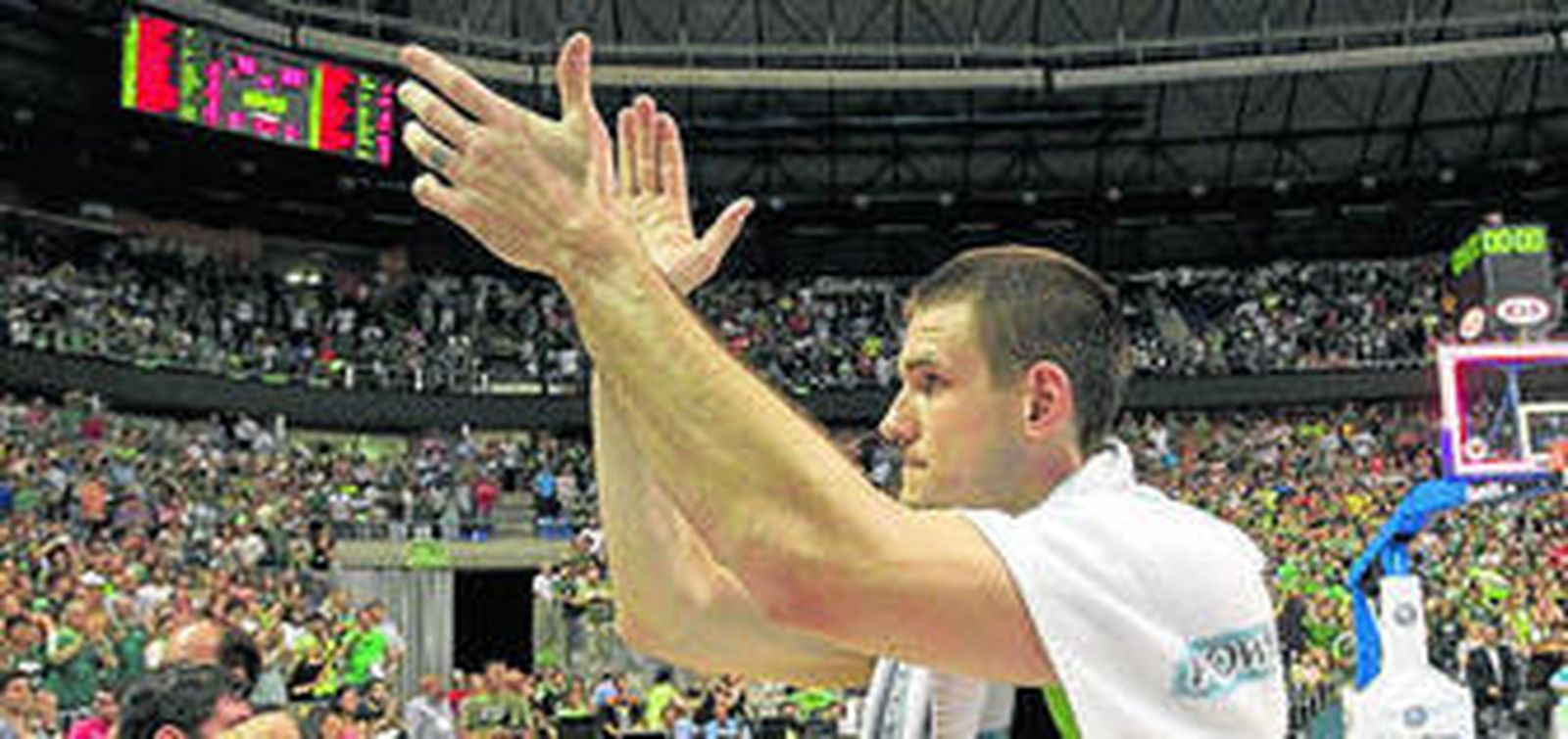 Caner-Medley aplaude a la afición el jueves pasado.