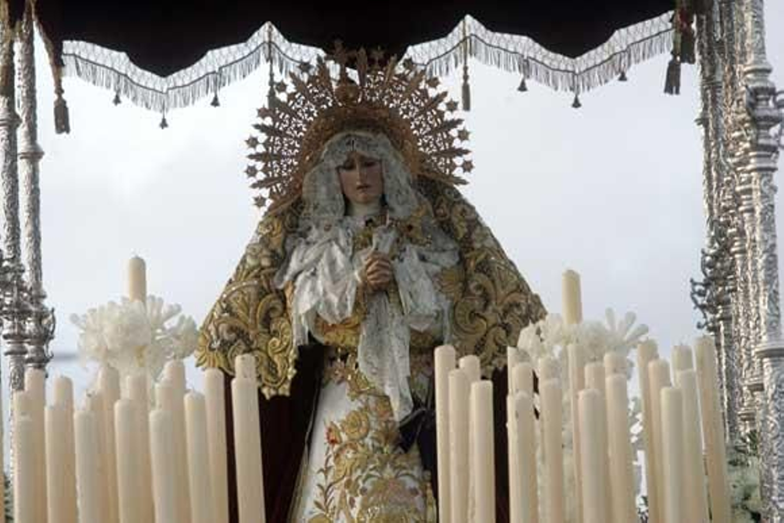 Imagen del Mayor Dolor, a su salida de la carpa junto a la Ermita

Foto: J.M.Q./Shus Teran/Erasmo Fenoy/Paco Guerrero