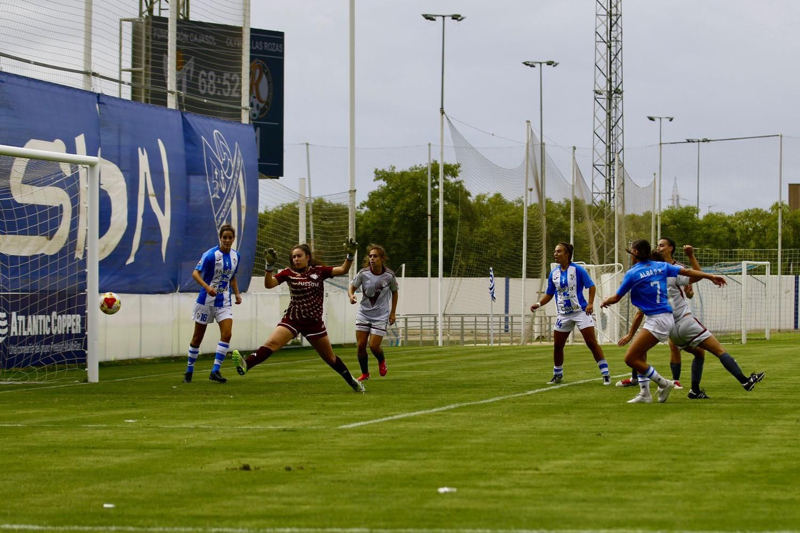 Alba Quintana empuja un balón al fondo de la red.